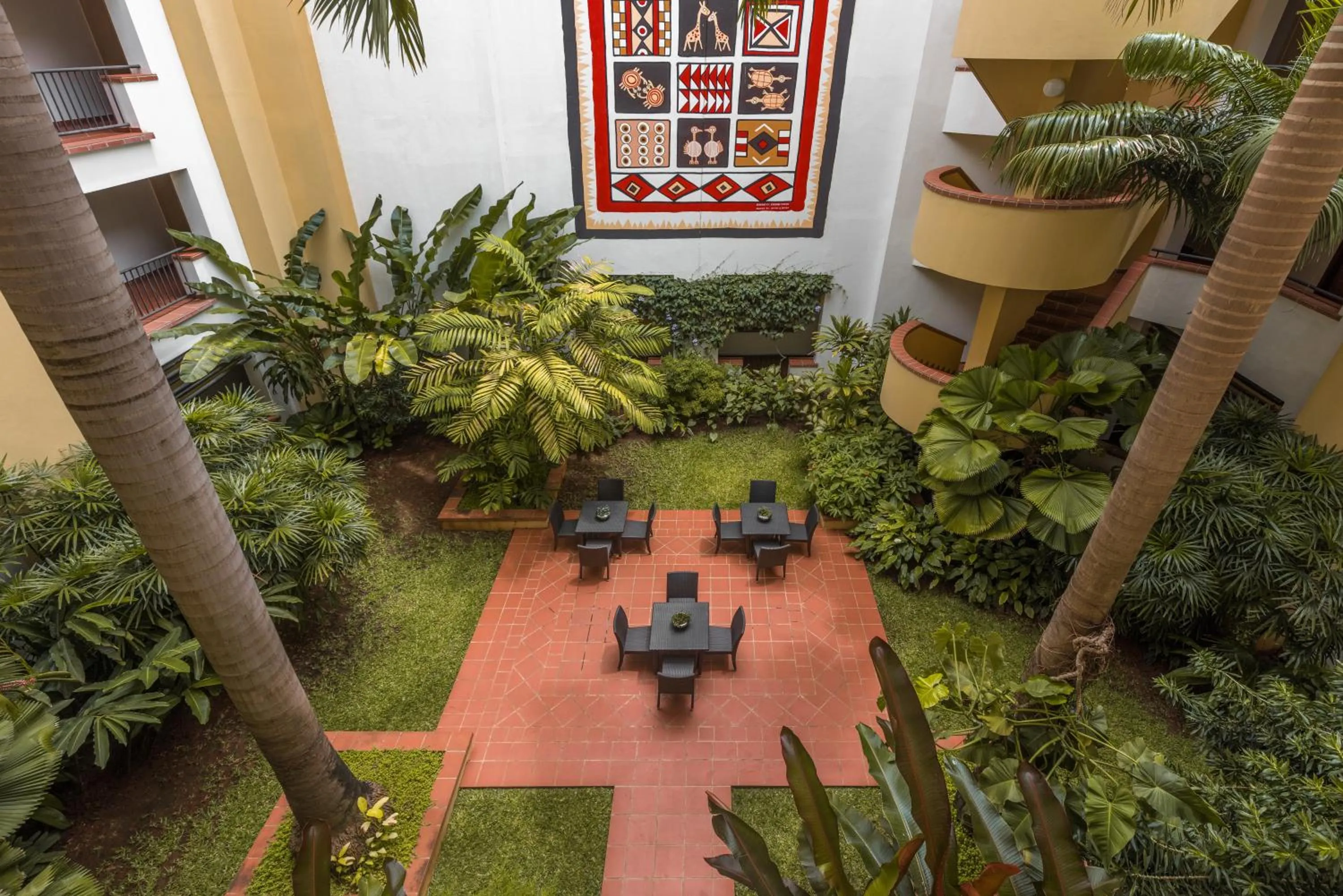 Garden in Sea Cliff Court Hotel & Luxury Apartments
