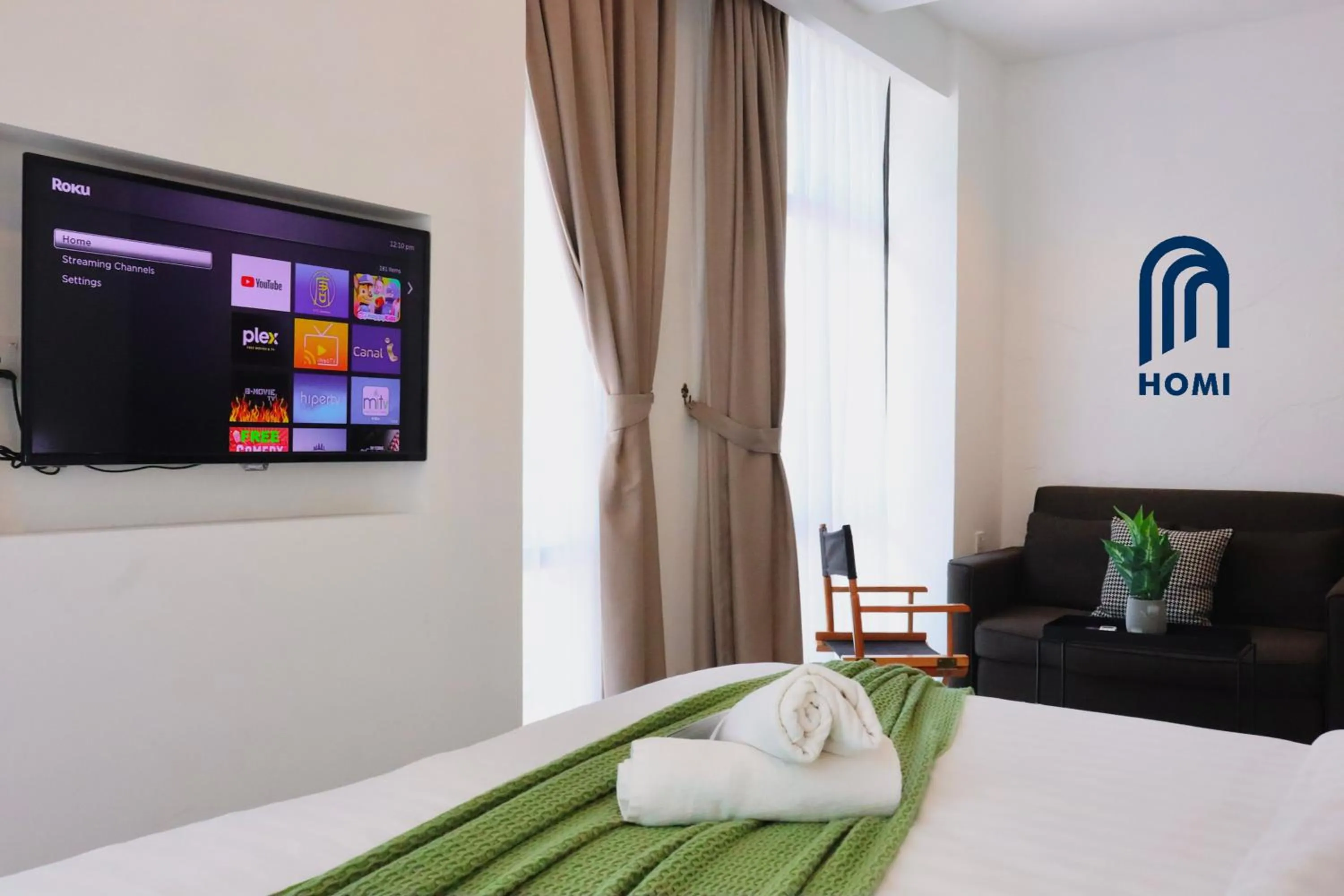 Photo of the whole room, Bed in Homi Oasis at KK Times Square 和逸绿洲