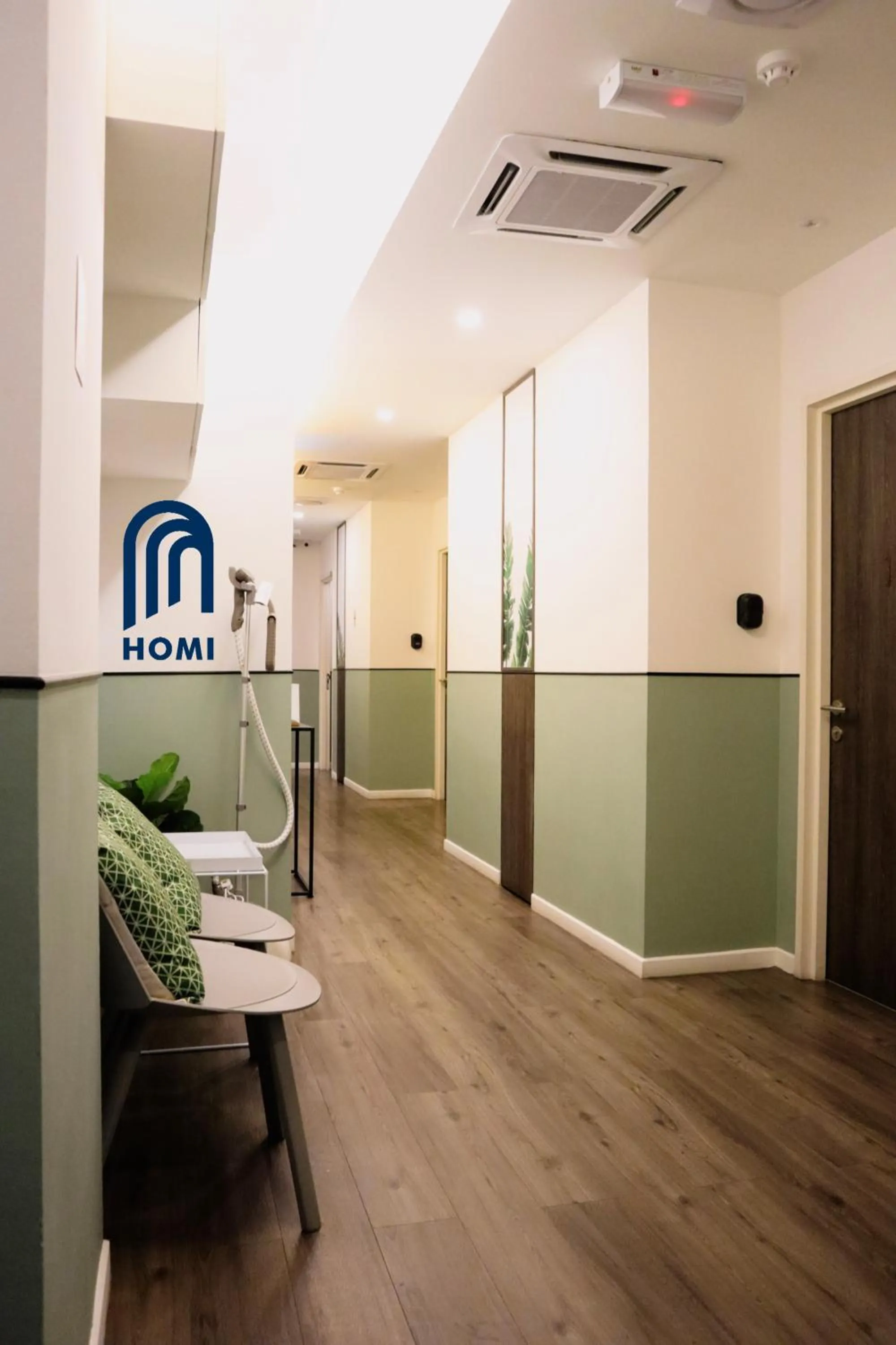 Photo of the whole room, Bed in Homi Oasis at KK Times Square 和逸绿洲