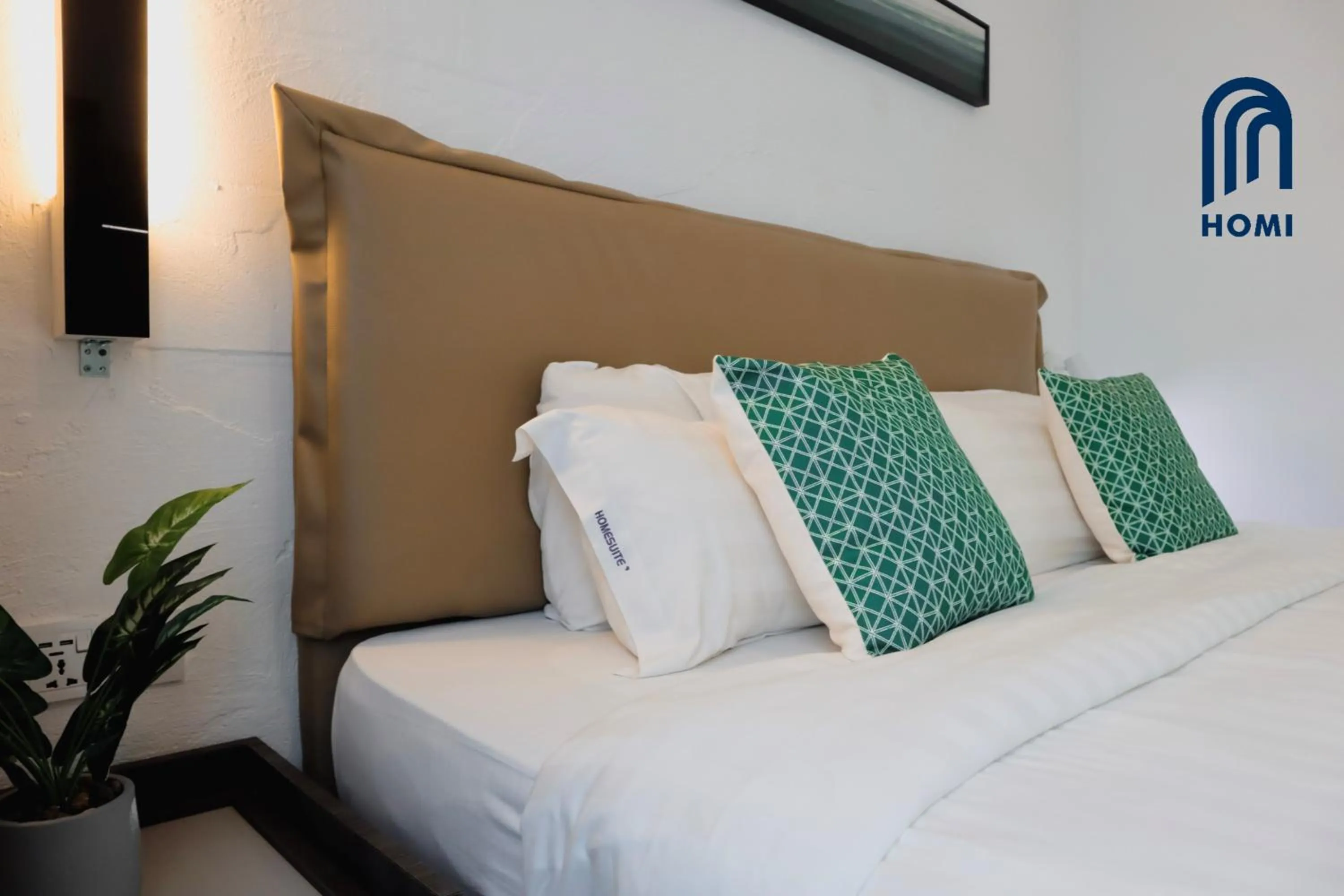 Photo of the whole room, Bed in Homi Oasis at KK Times Square 和逸绿洲