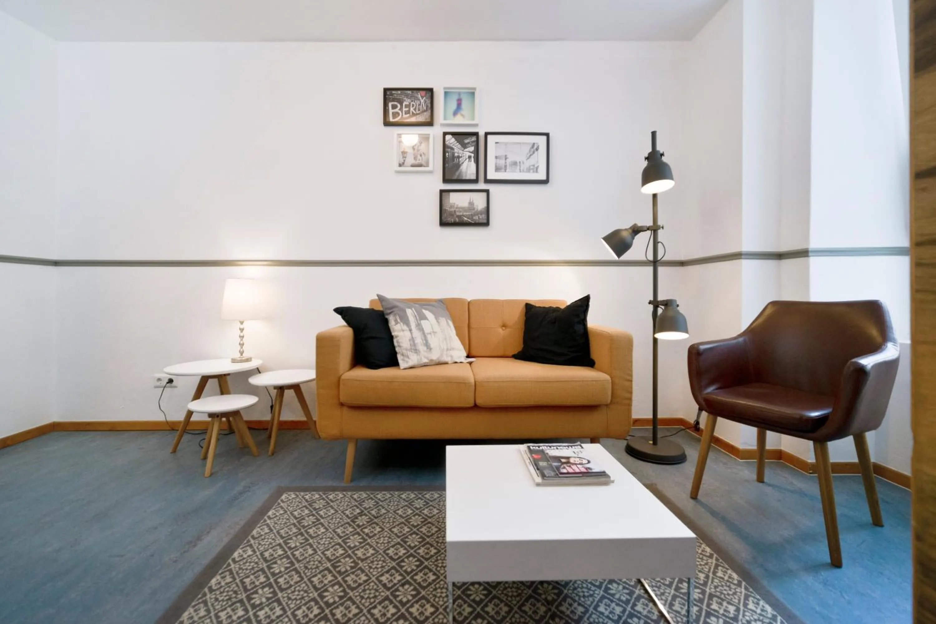 Communal lounge/ TV room in Old Town Hostel