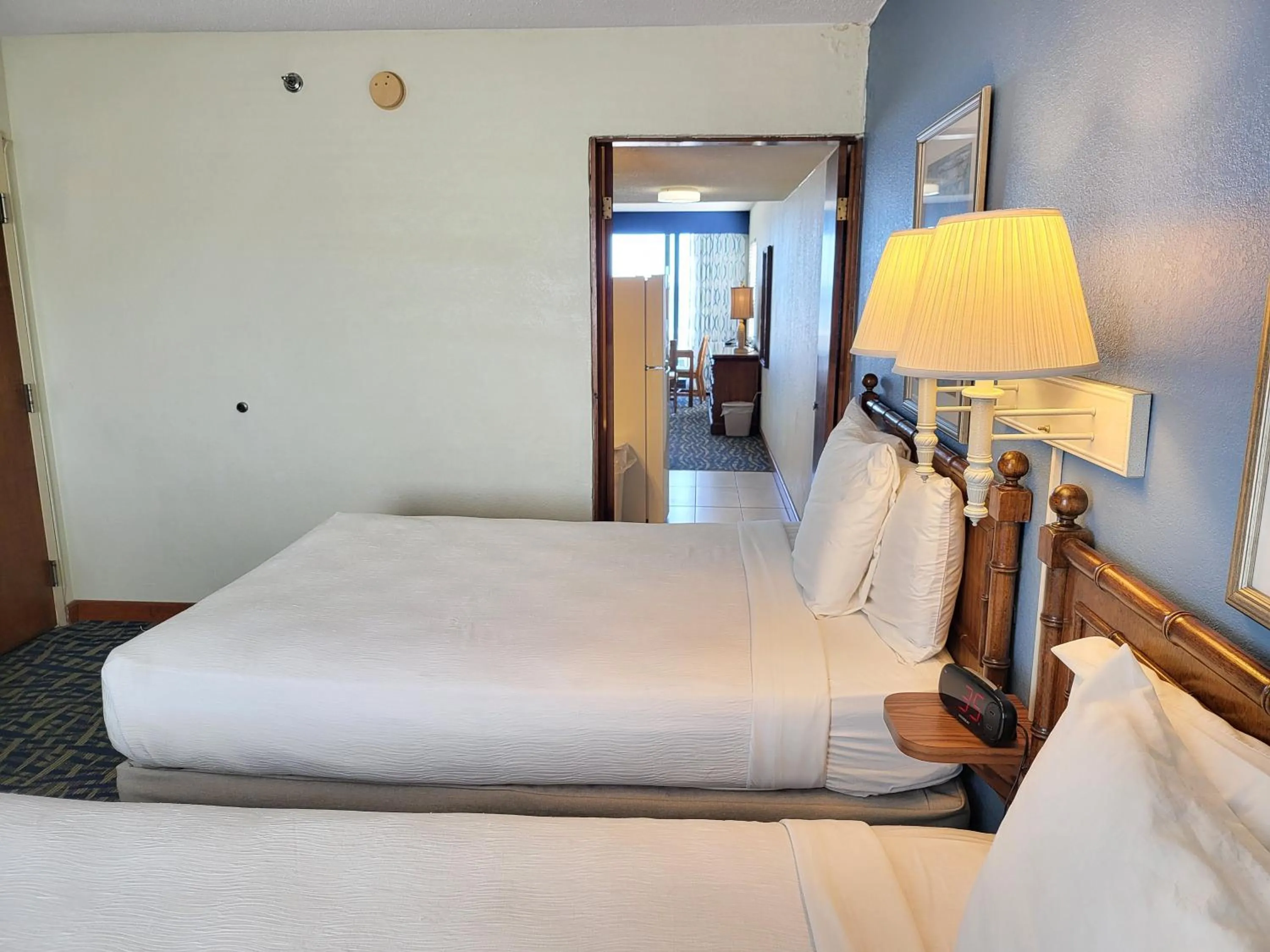 Bedroom, Bed in Capes Hotel