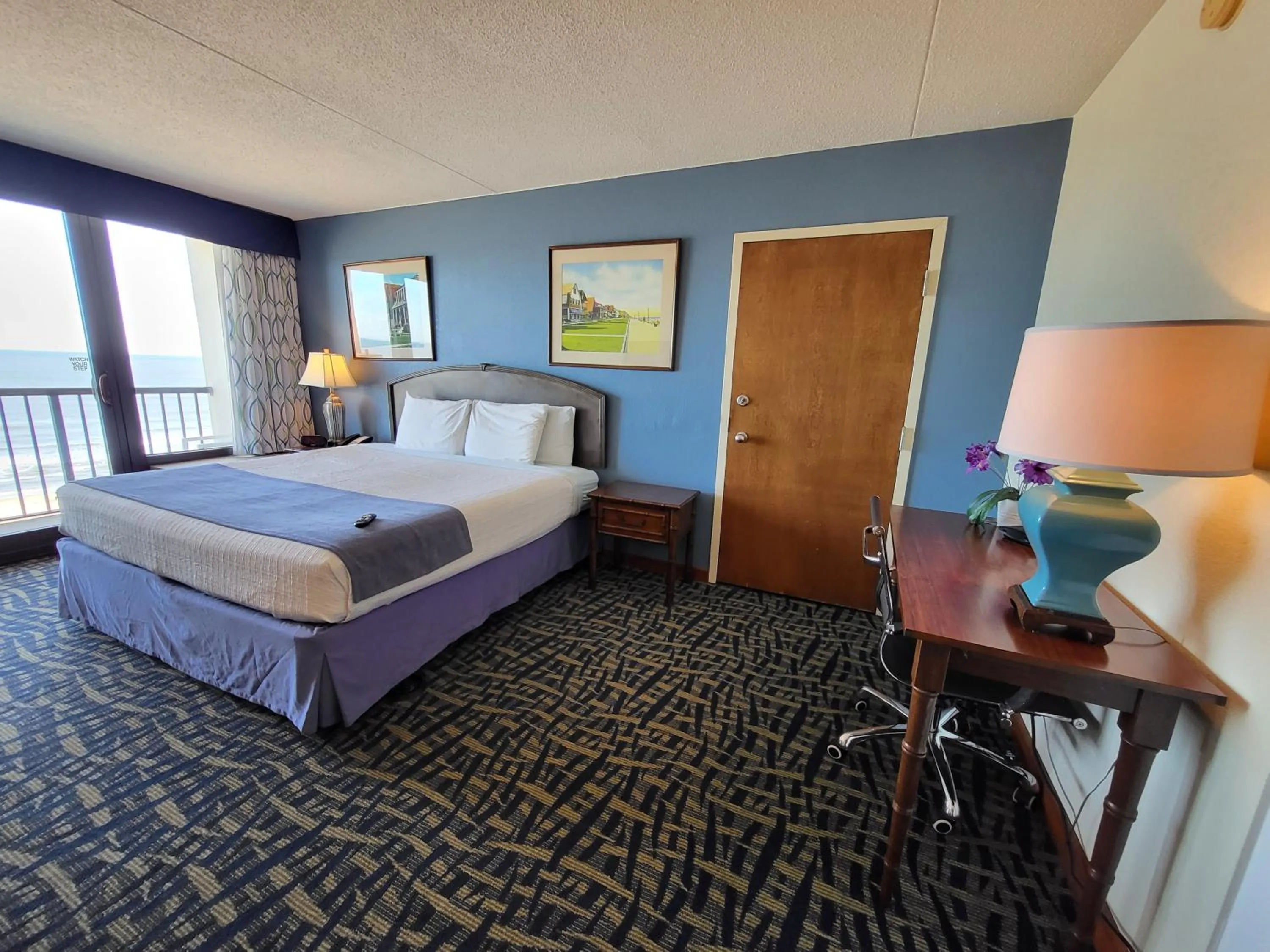 Bedroom, Bed in Capes Hotel