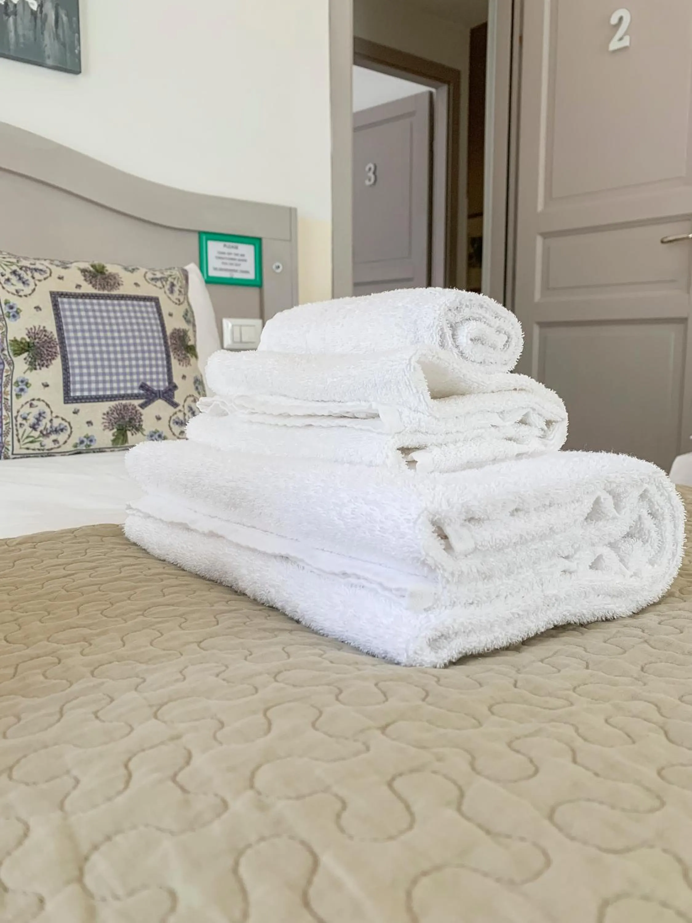 towels, Bed in Biancorèroma B&B