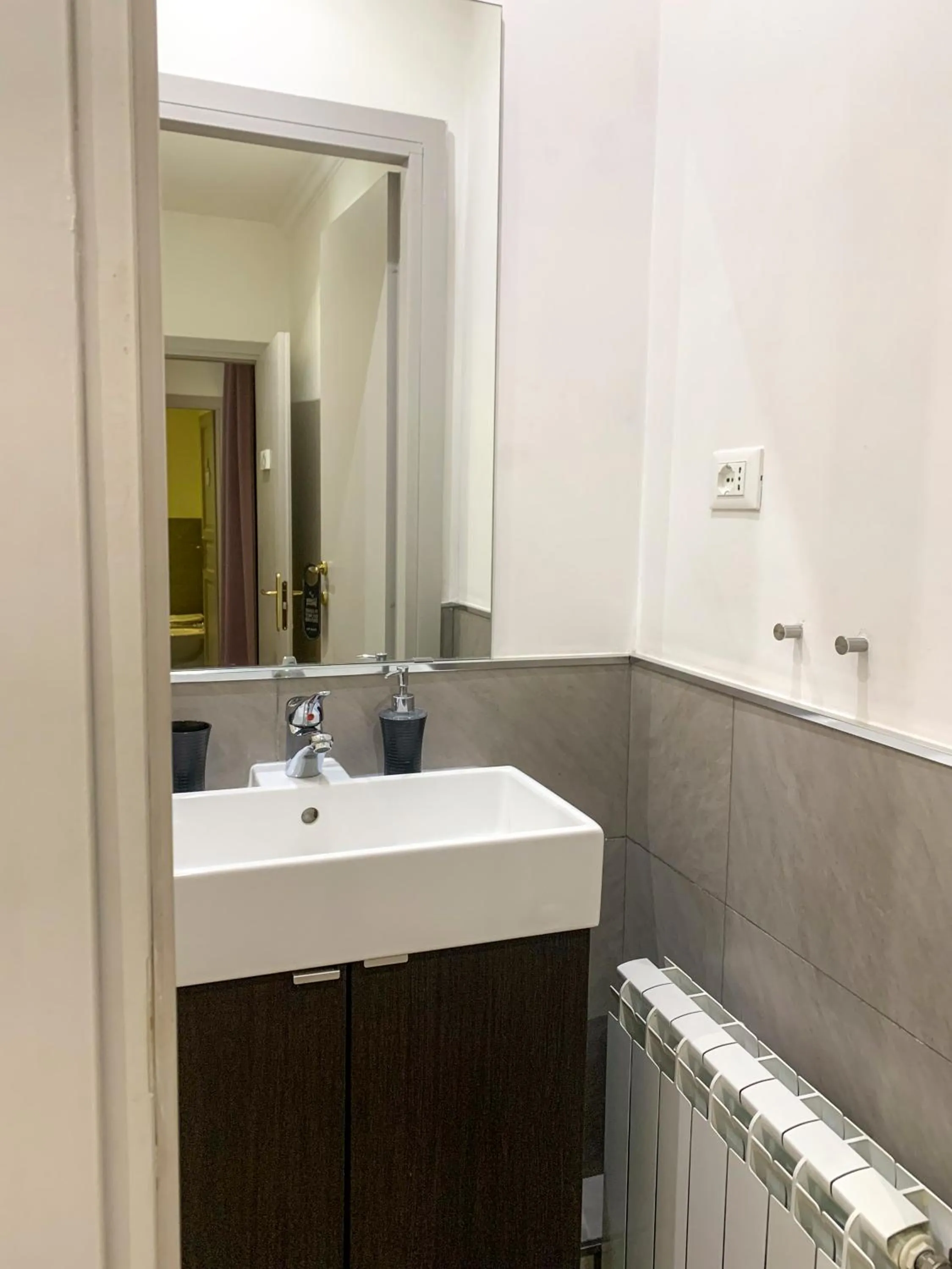 Bathroom in Biancorèroma B&B