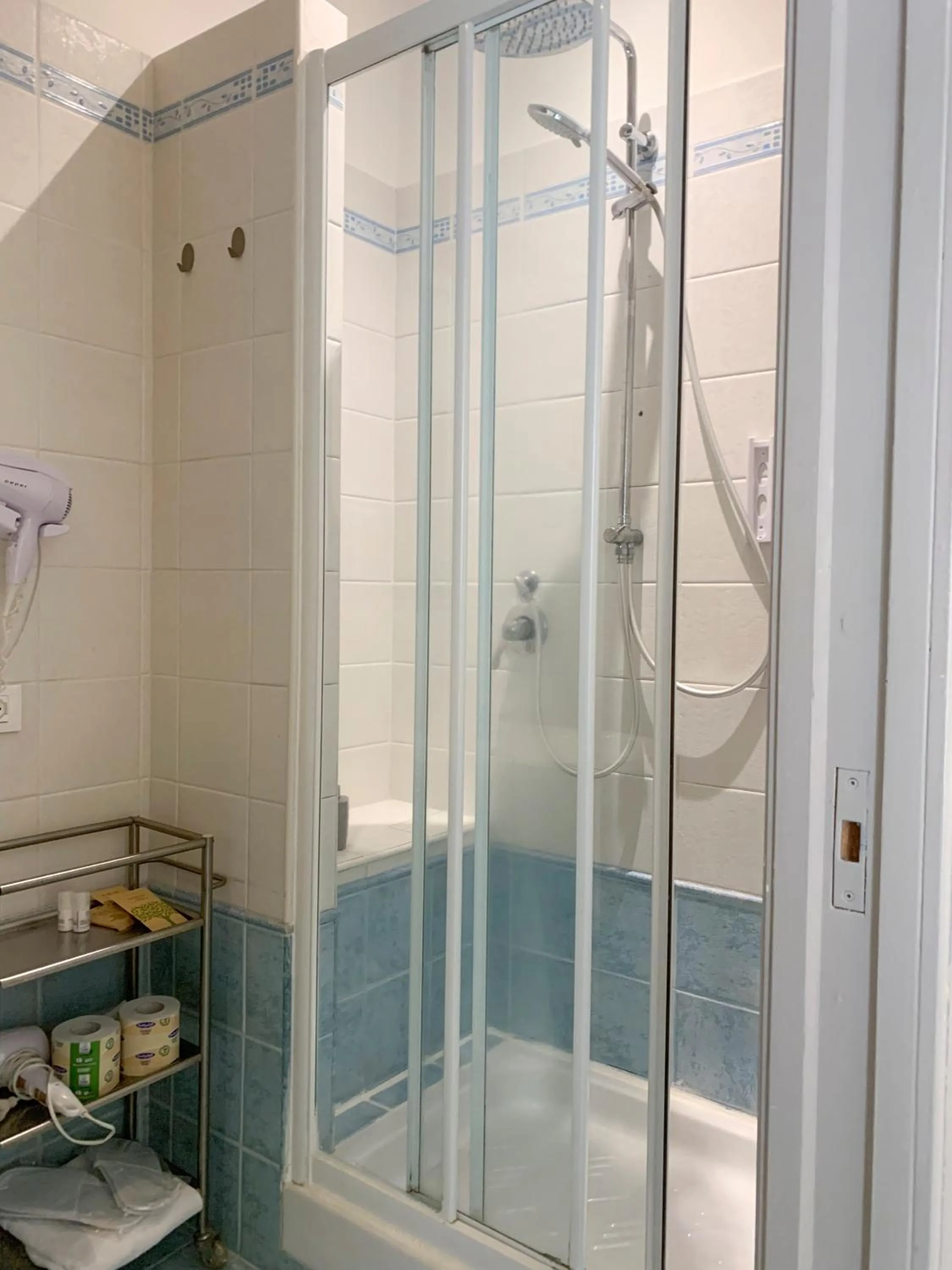 Bathroom in Biancorèroma B&B