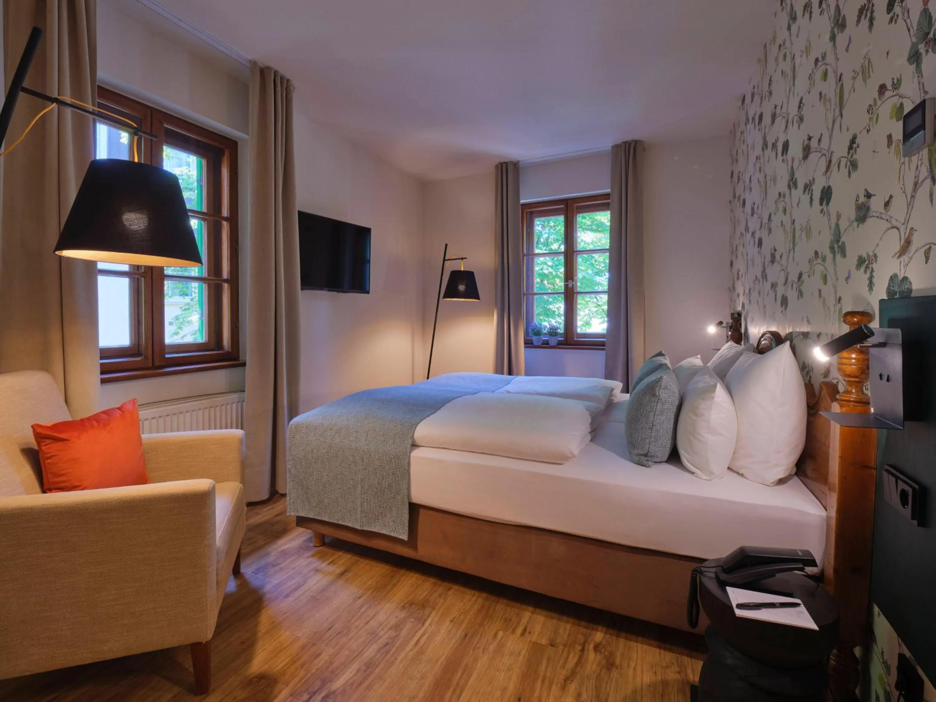 Photo of the whole room, Bed in Classik Hotel Martinshof, Messe München