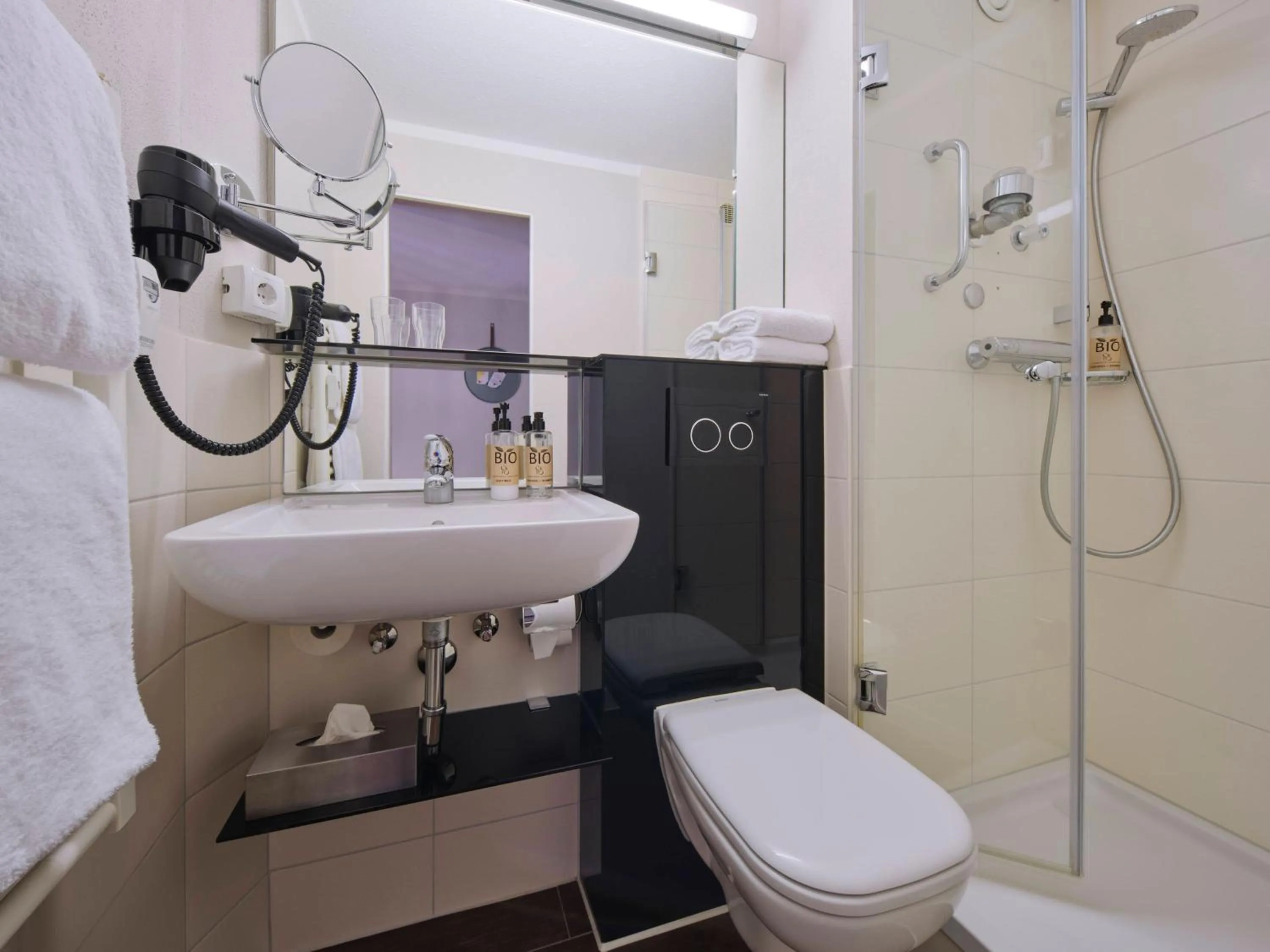 Bathroom in Classik Hotel Martinshof, Messe München