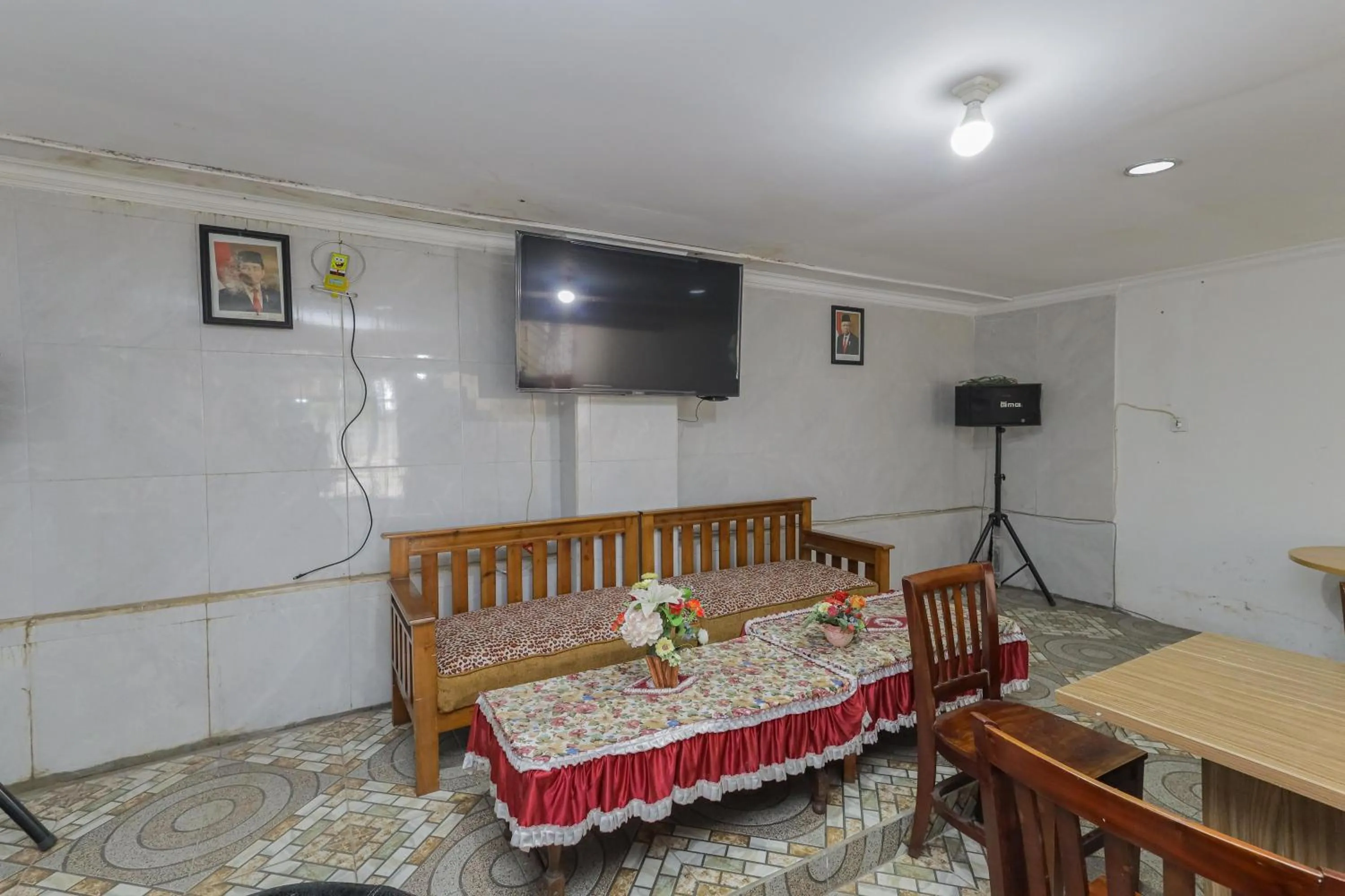 Living room in Urbanview Hotel Near Jatim Park 3 by RedDoorz