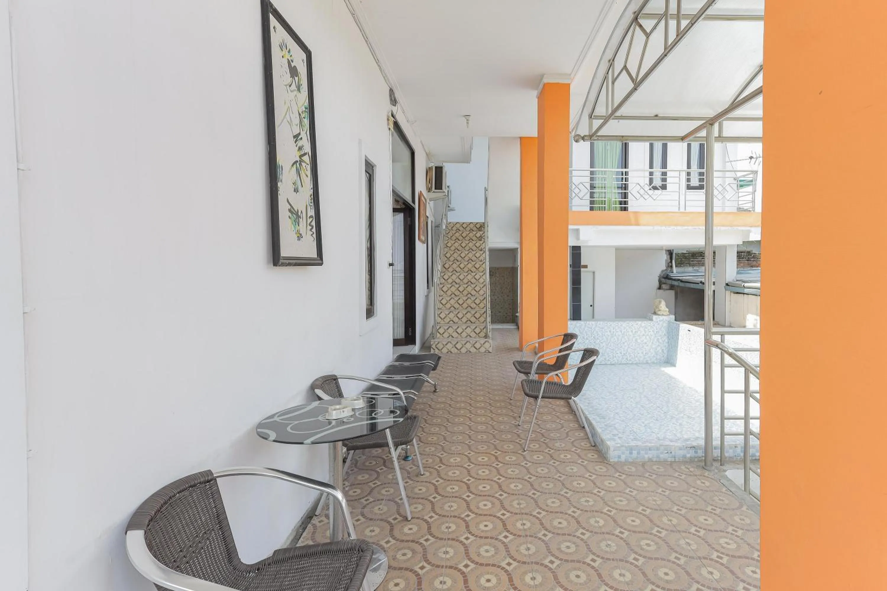 Seating area in Urbanview Hotel Near Jatim Park 3 by RedDoorz