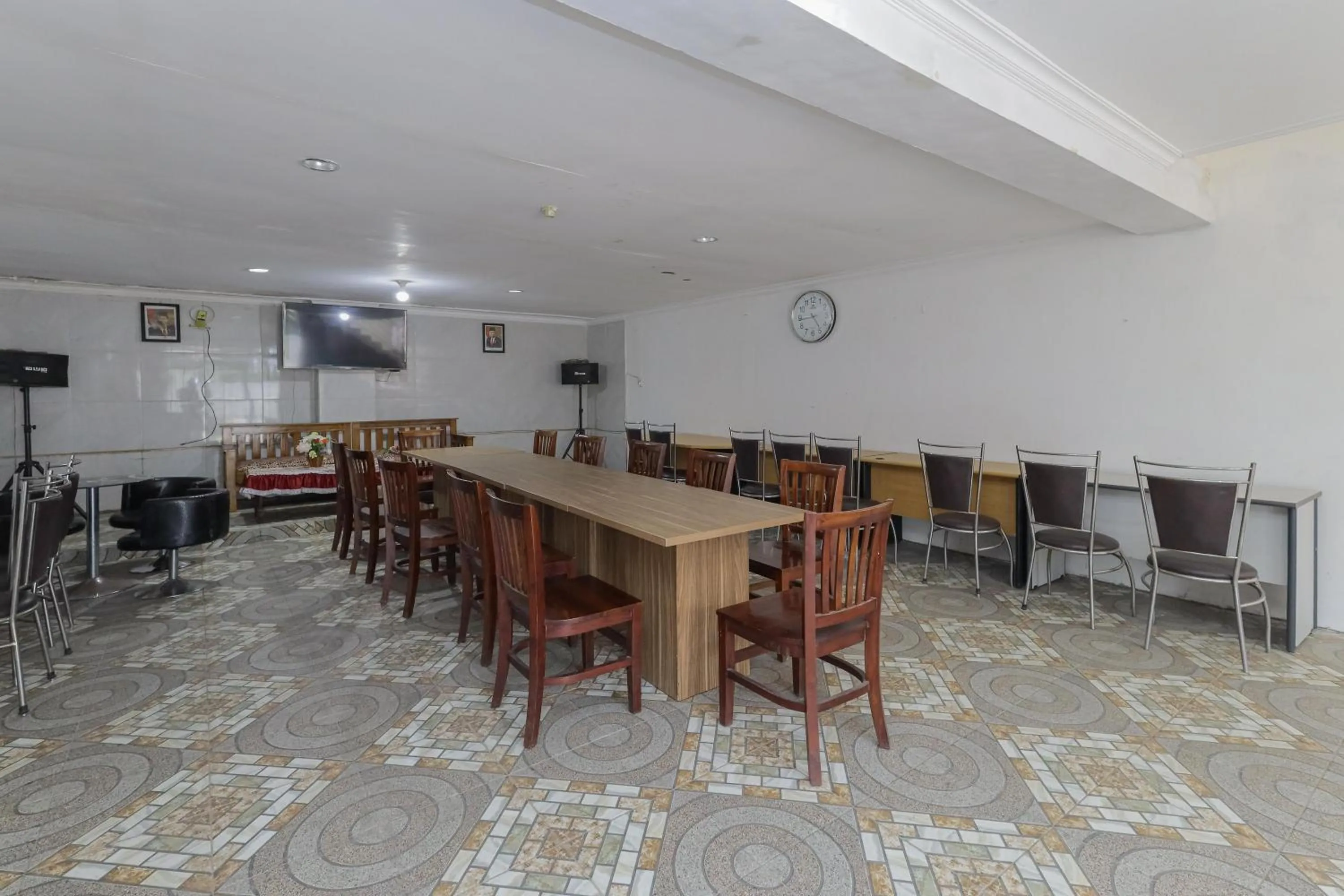 Dining area in Urbanview Hotel Near Jatim Park 3 by RedDoorz