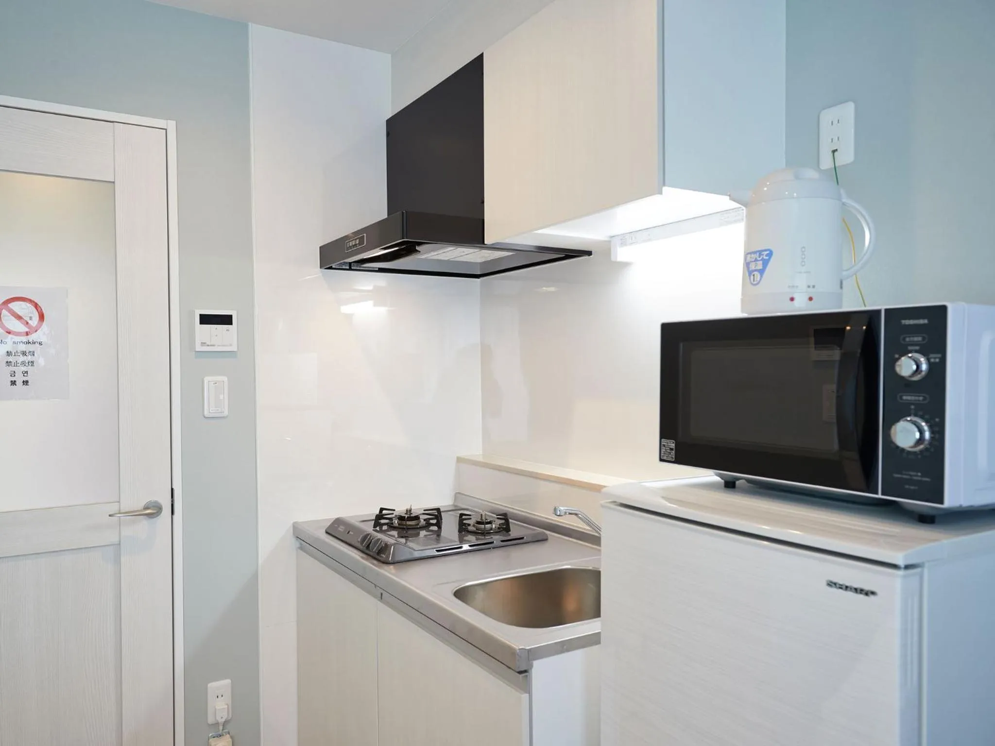 Photo of the whole room, Kitchen/Kitchenette in Tenpoint Hotel OKOU