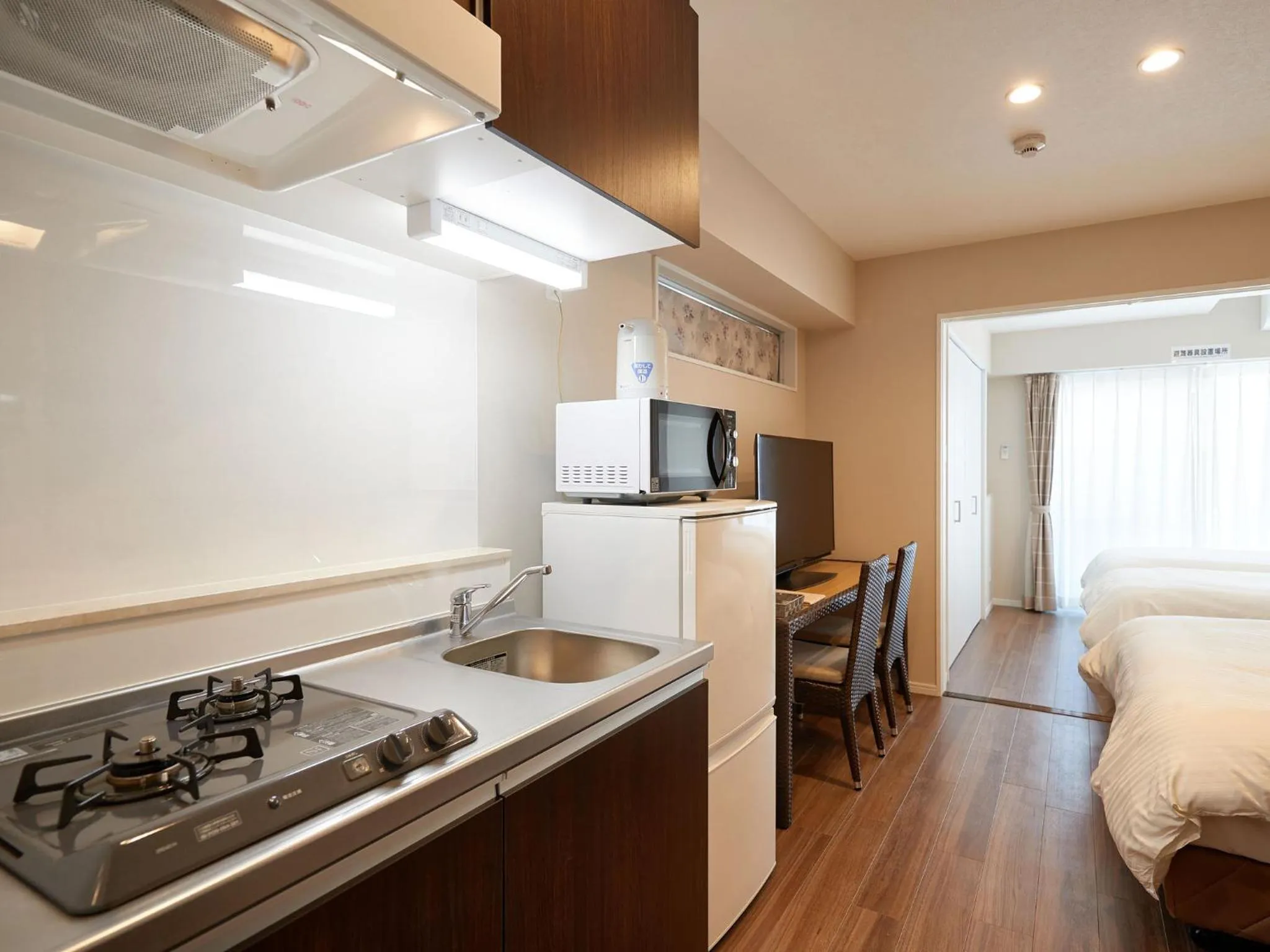 Kitchen or kitchenette, Bed in Tenpoint Hotel OKOU