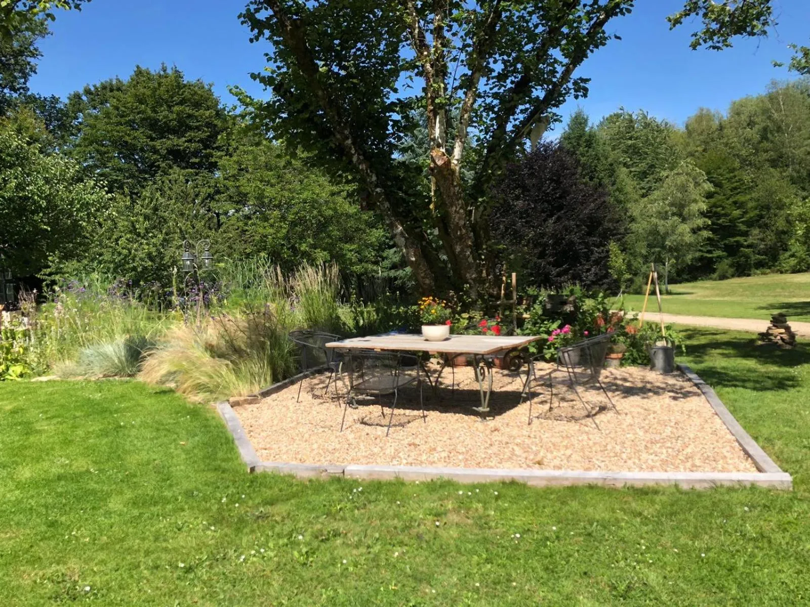 Garden view in Bienvenue au Mas