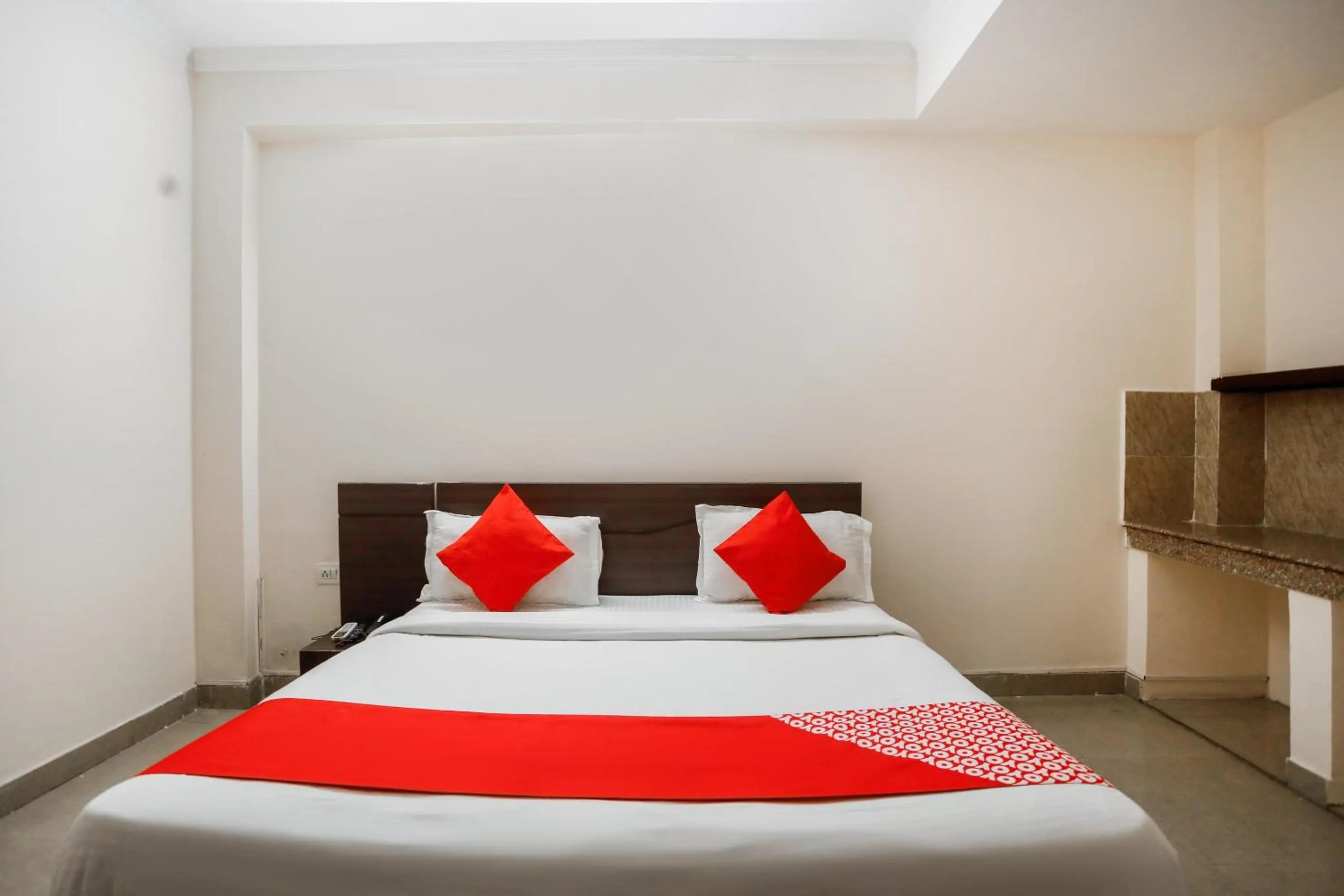 Bedroom in Hotel O Av Residency Near Botanic Garden Of Indian Republic