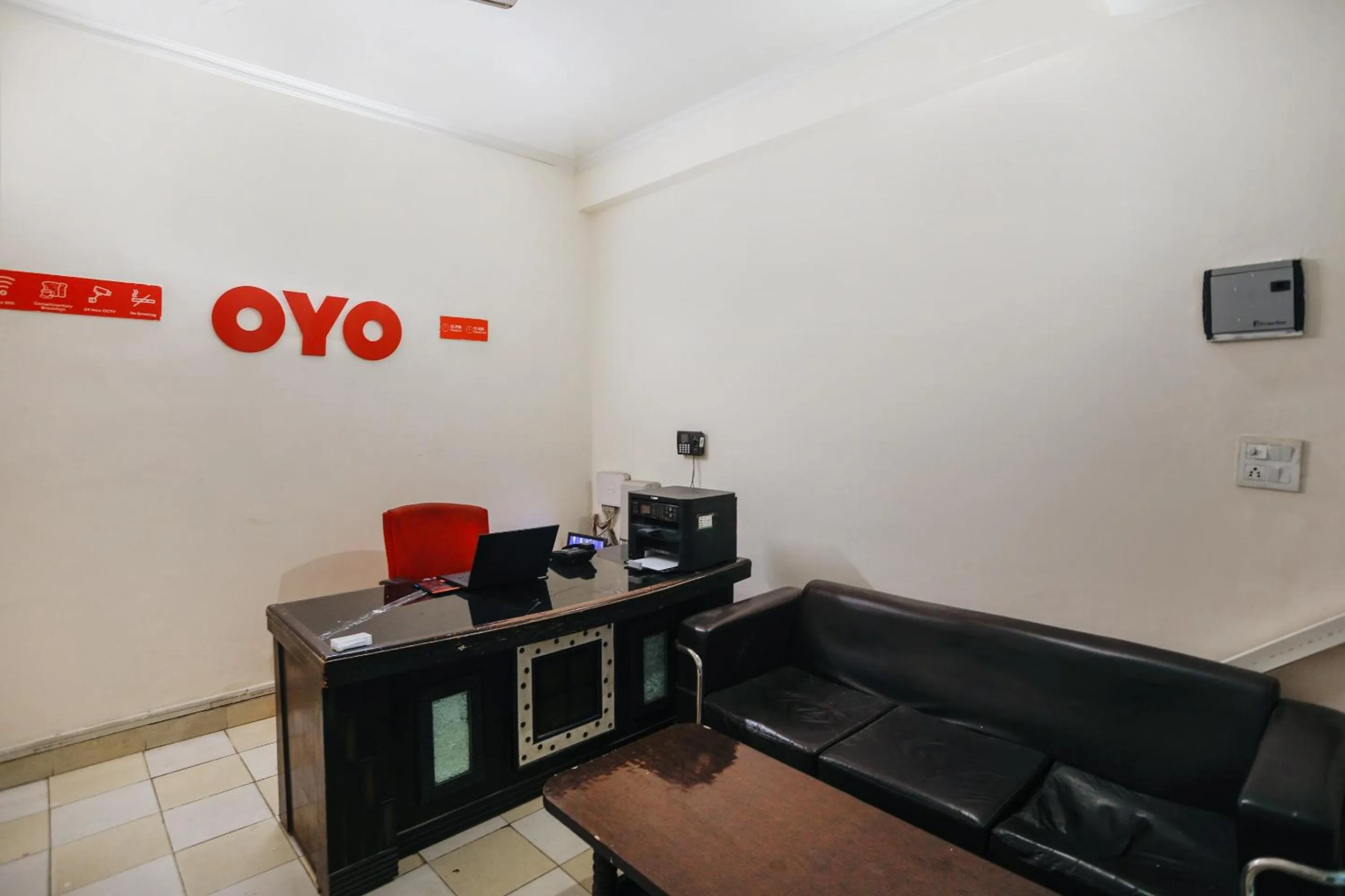 Lobby or reception in Hotel O Av Residency Near Botanic Garden Of Indian Republic