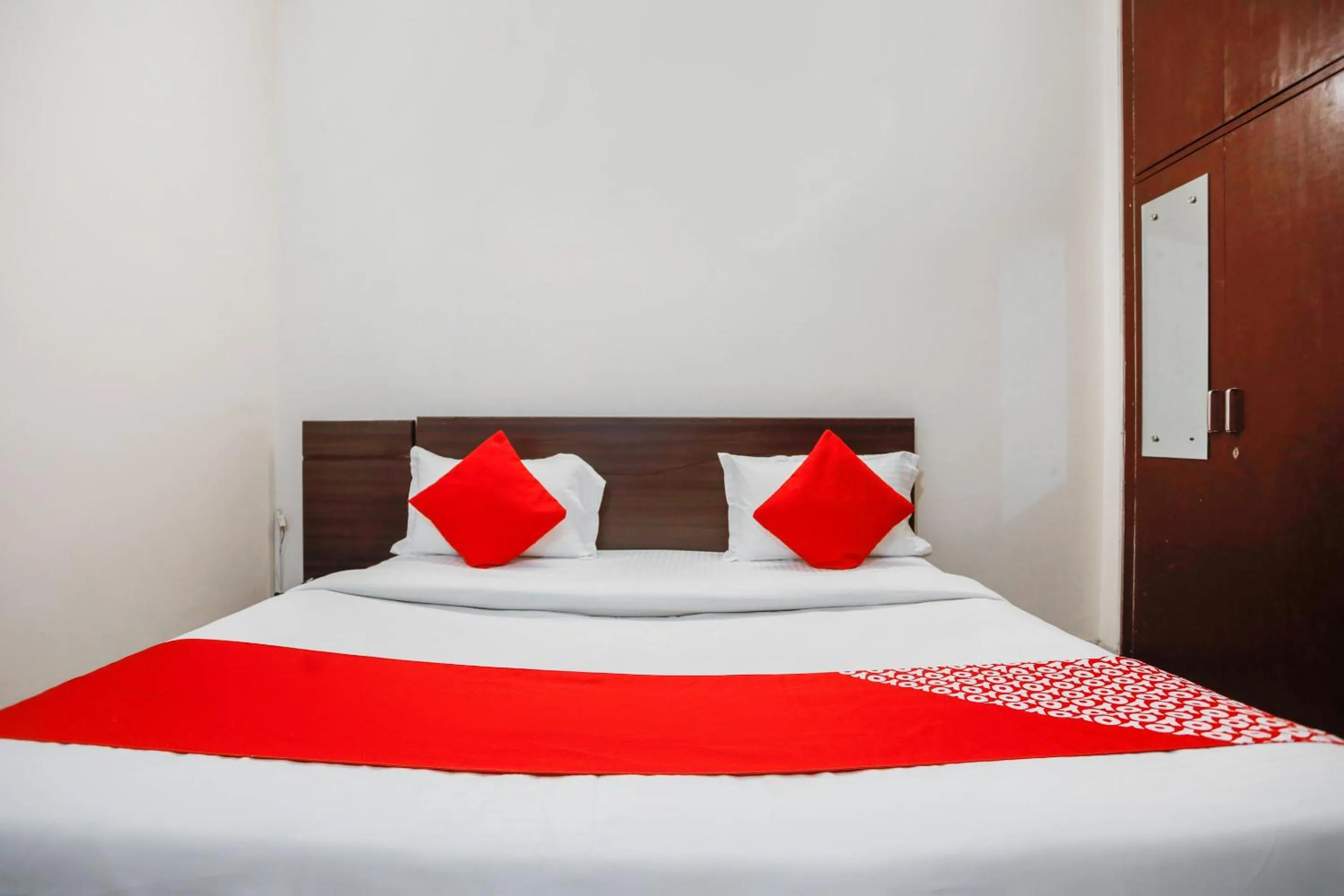 Bedroom, Bed in Hotel O Av Residency Near Botanic Garden Of Indian Republic