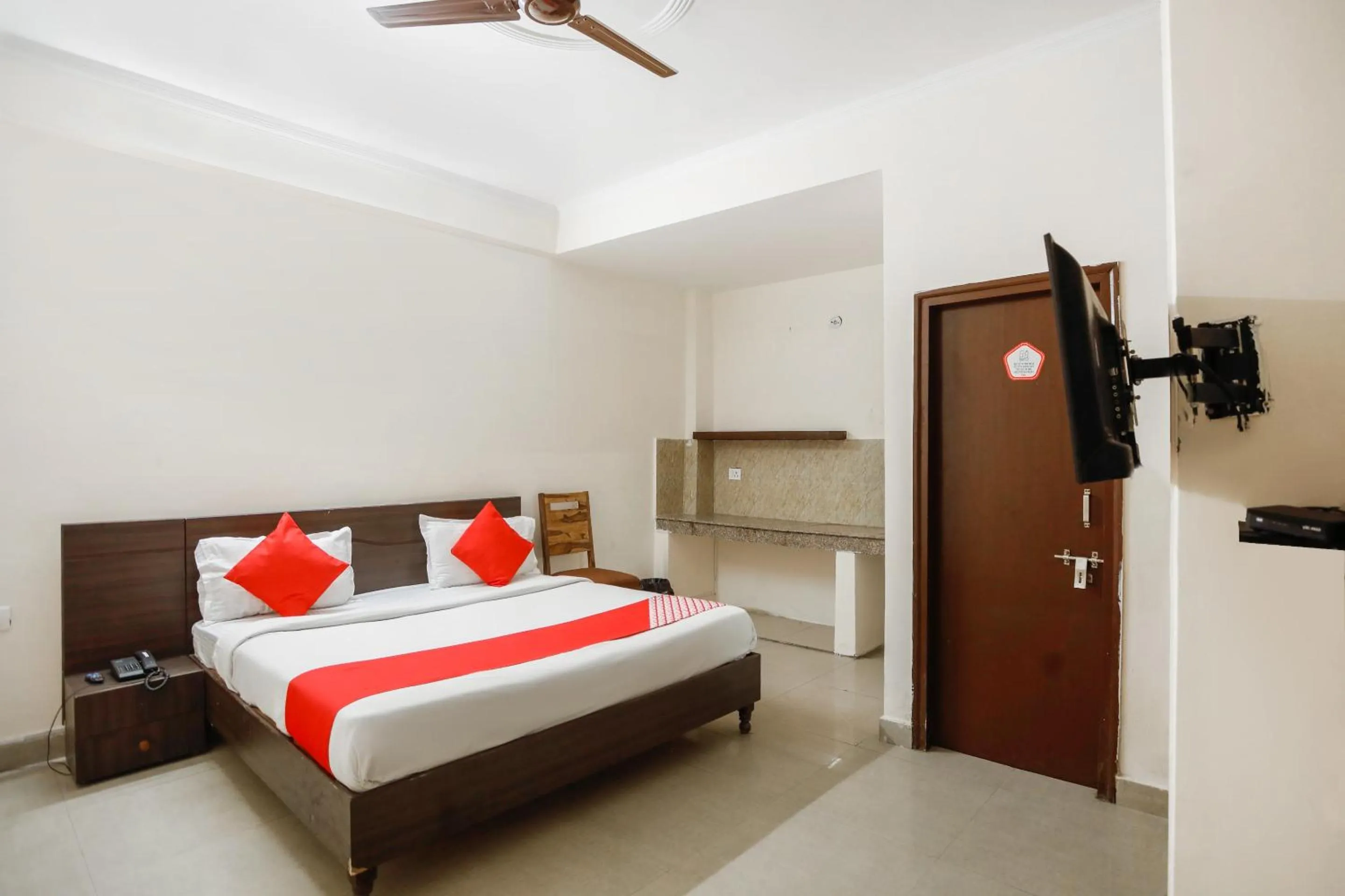 Bedroom in Hotel O Av Residency Near Botanic Garden Of Indian Republic