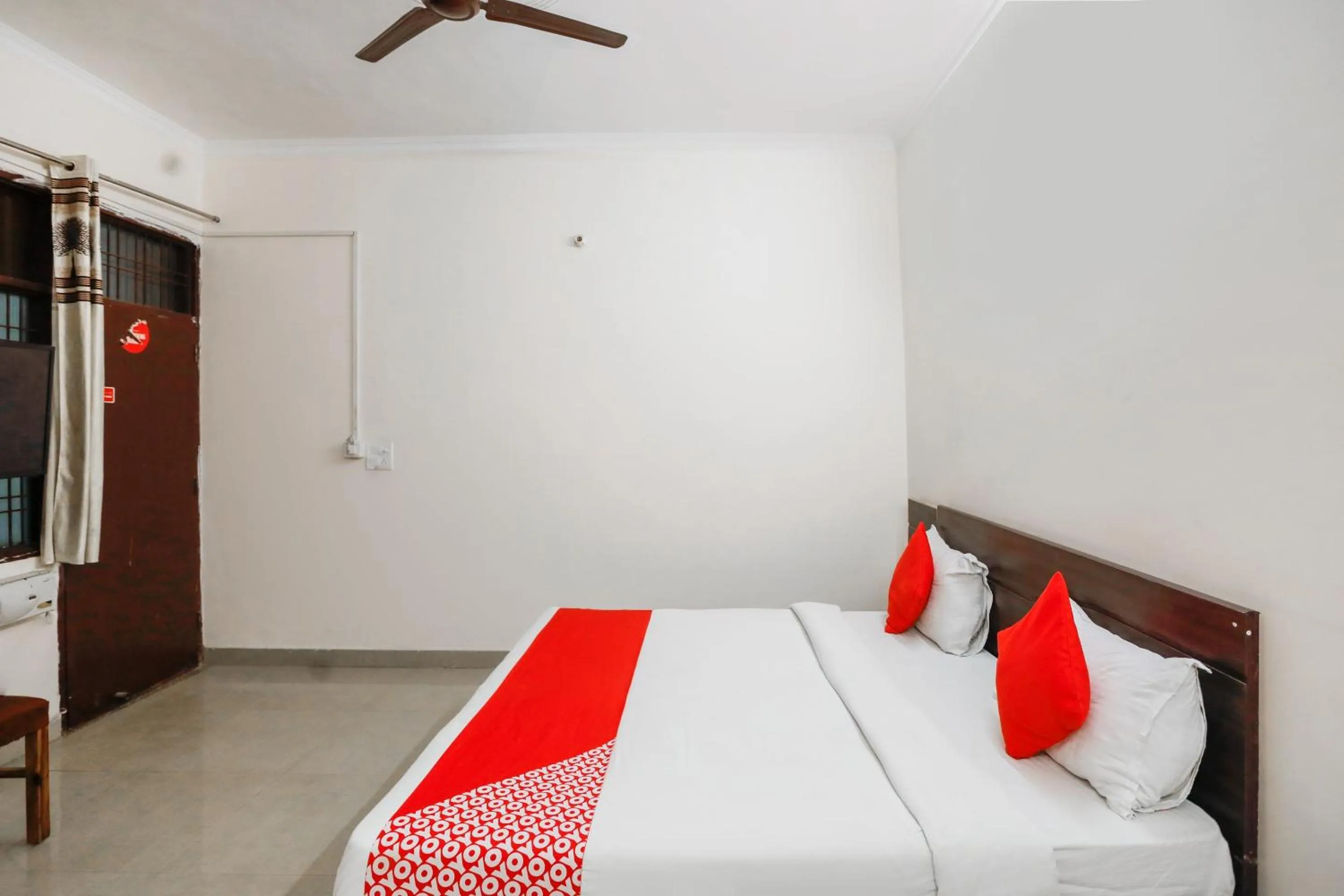 Bedroom in Hotel O Av Residency Near Botanic Garden Of Indian Republic