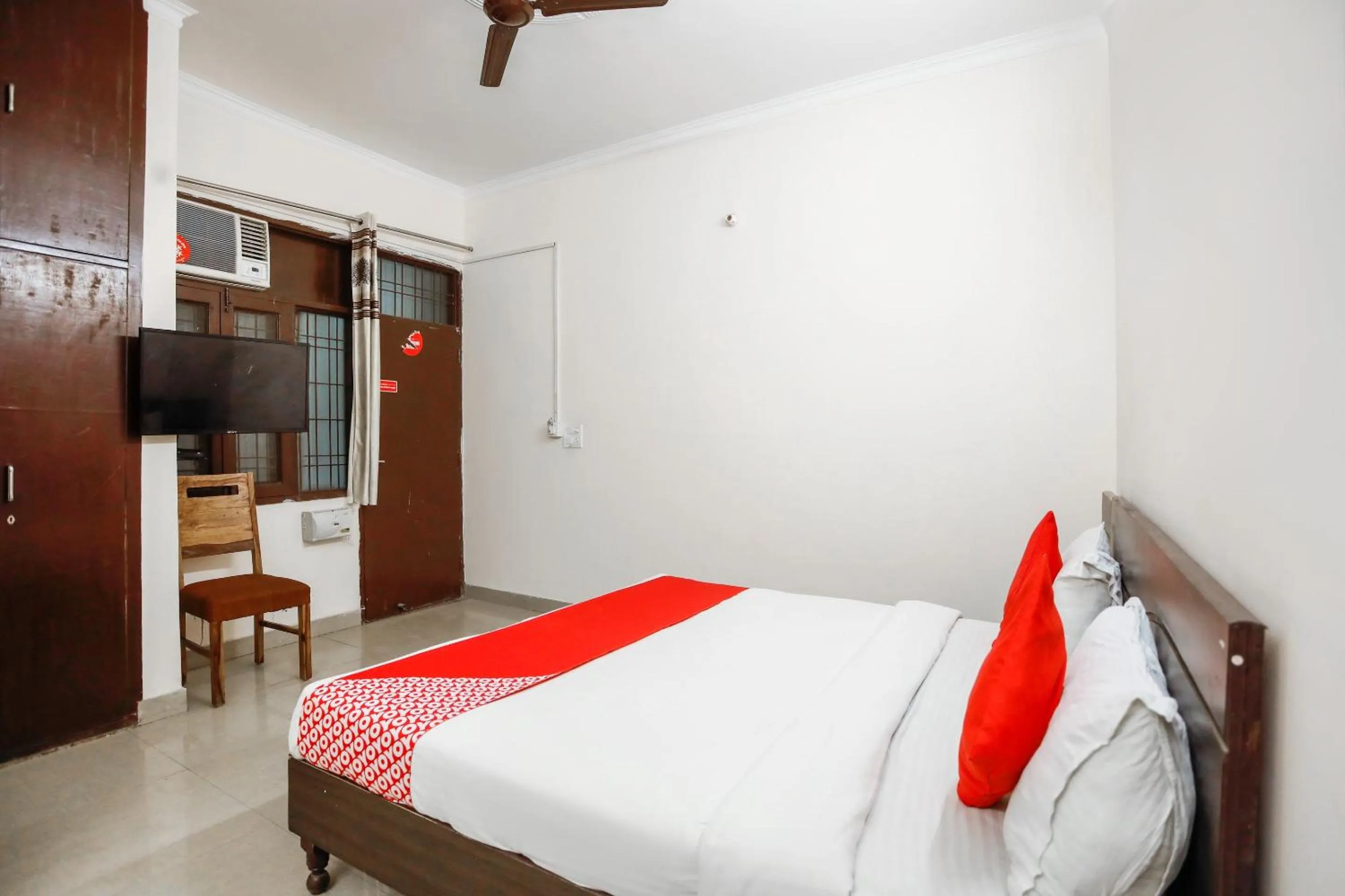 Bedroom in Hotel O Av Residency Near Botanic Garden Of Indian Republic