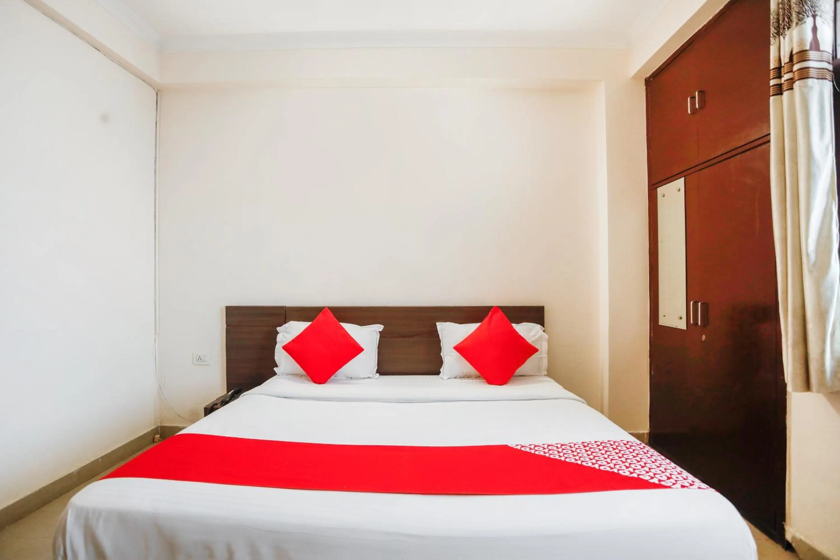 Bedroom in Hotel O Av Residency Near Botanic Garden Of Indian Republic