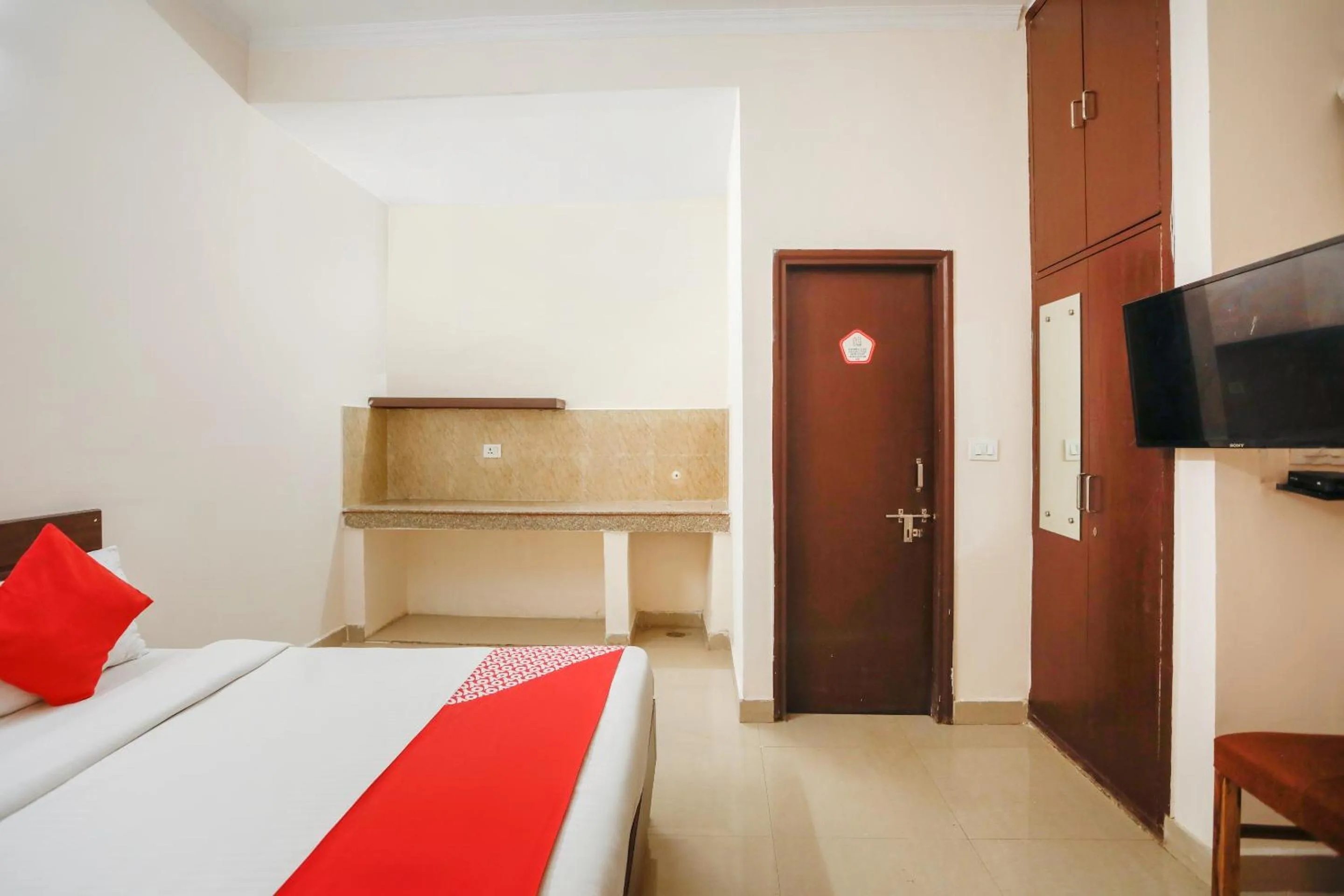 Bedroom in Hotel O Av Residency Near Botanic Garden Of Indian Republic