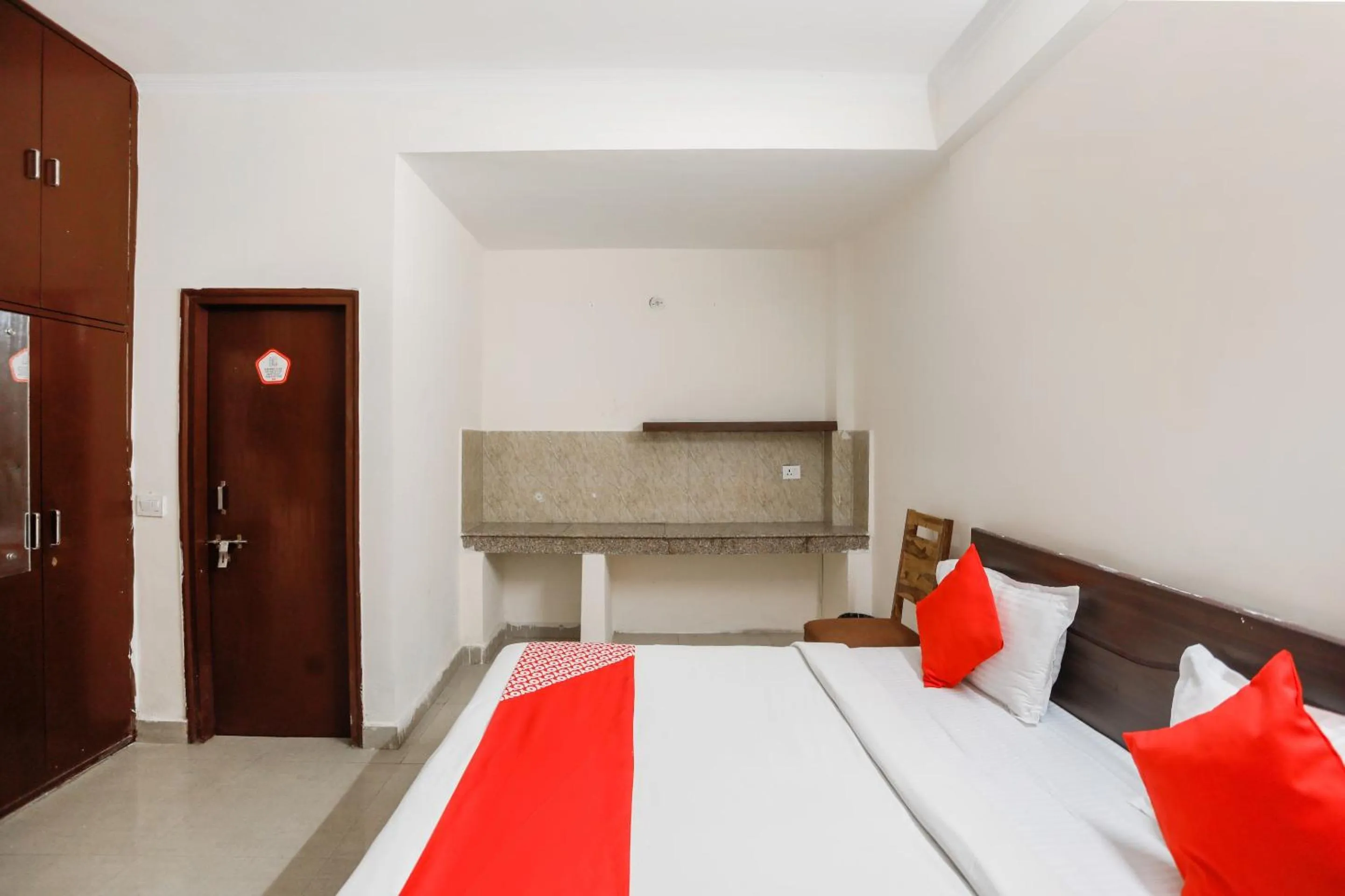 Bedroom in Hotel O Av Residency Near Botanic Garden Of Indian Republic