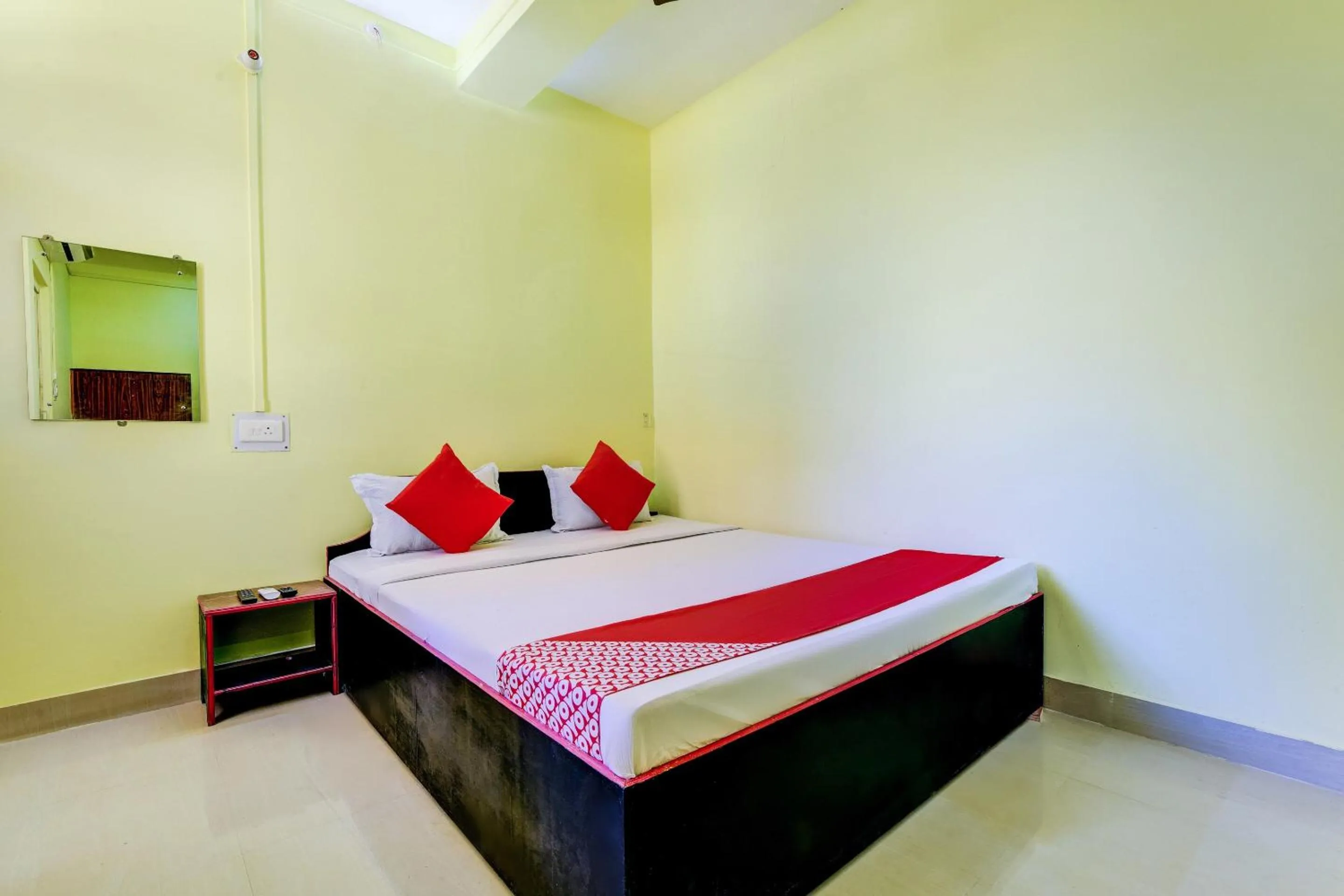 Bedroom in Hotel O Matri Smriti