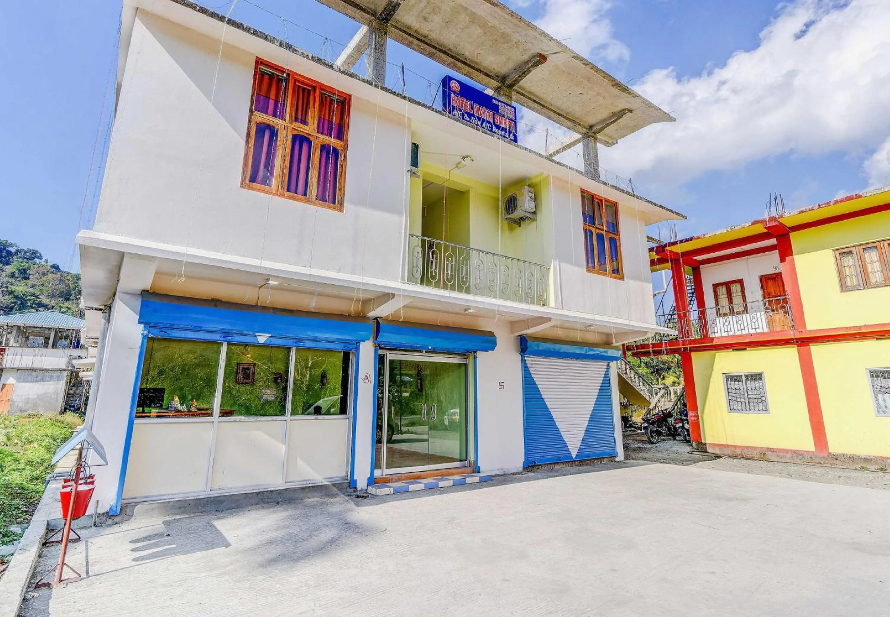 Facade/entrance in Hotel O Matri Smriti