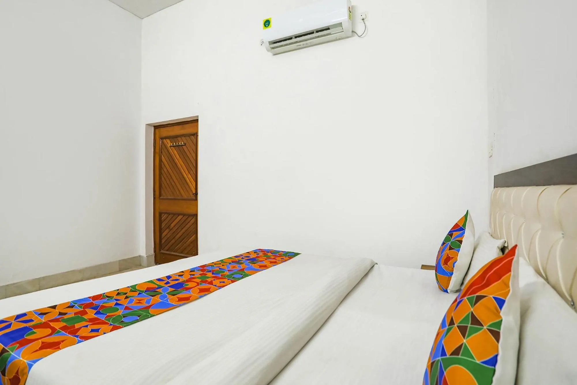 Photo of the whole room, Bed in Via Prashansa Palace - Banaras Railway Station