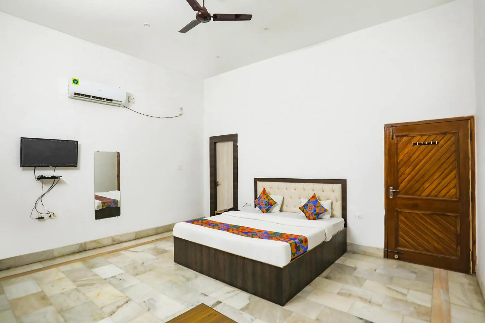 Communal lounge/ TV room, Bed in Via Prashansa Palace - Banaras Railway Station