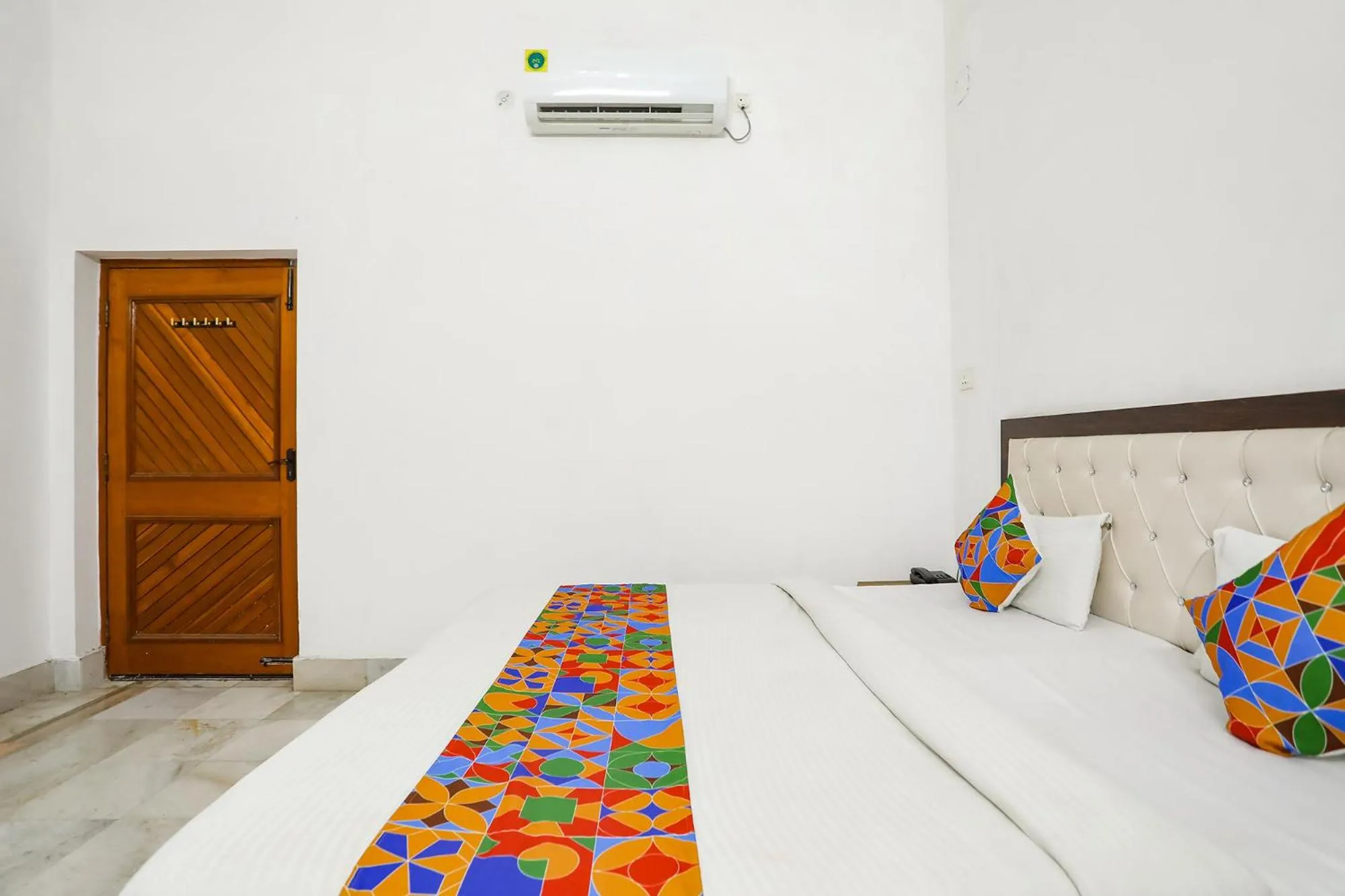 Photo of the whole room, Bed in Via Prashansa Palace - Banaras Railway Station