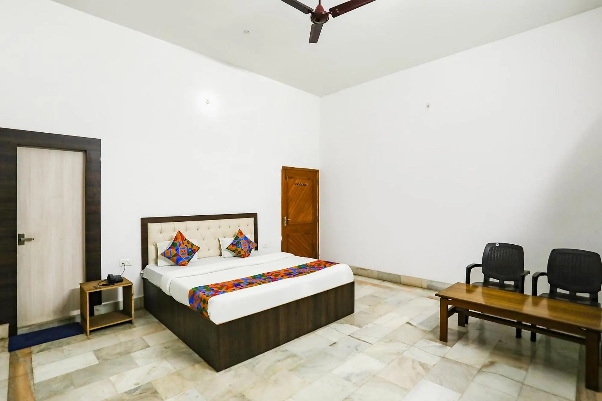 Living room, Bed in Via Prashansa Palace - Banaras Railway Station
