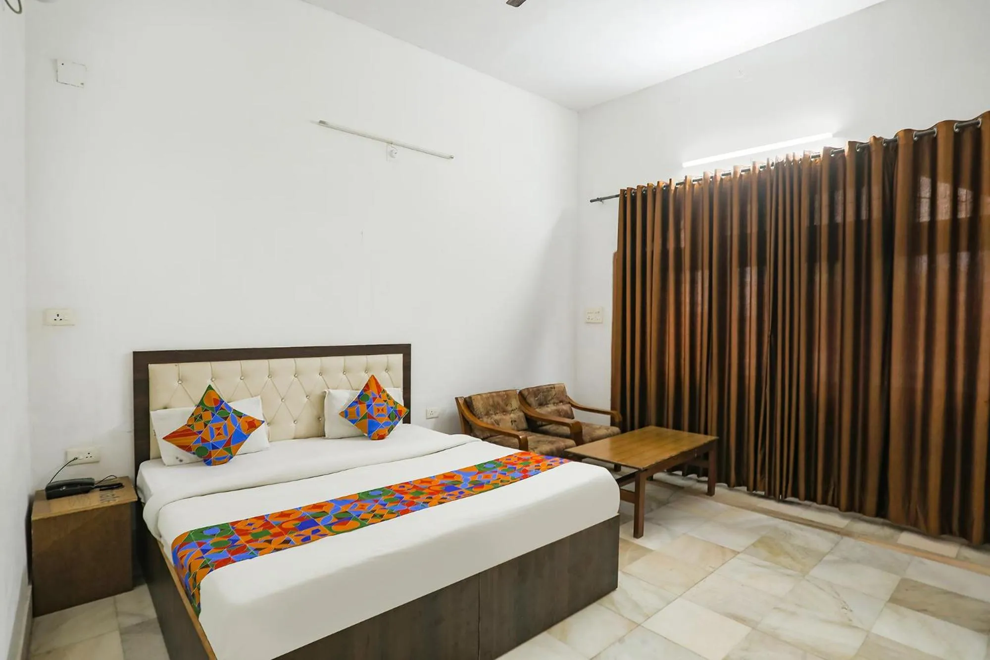 Living room, Bed in Via Prashansa Palace - Banaras Railway Station