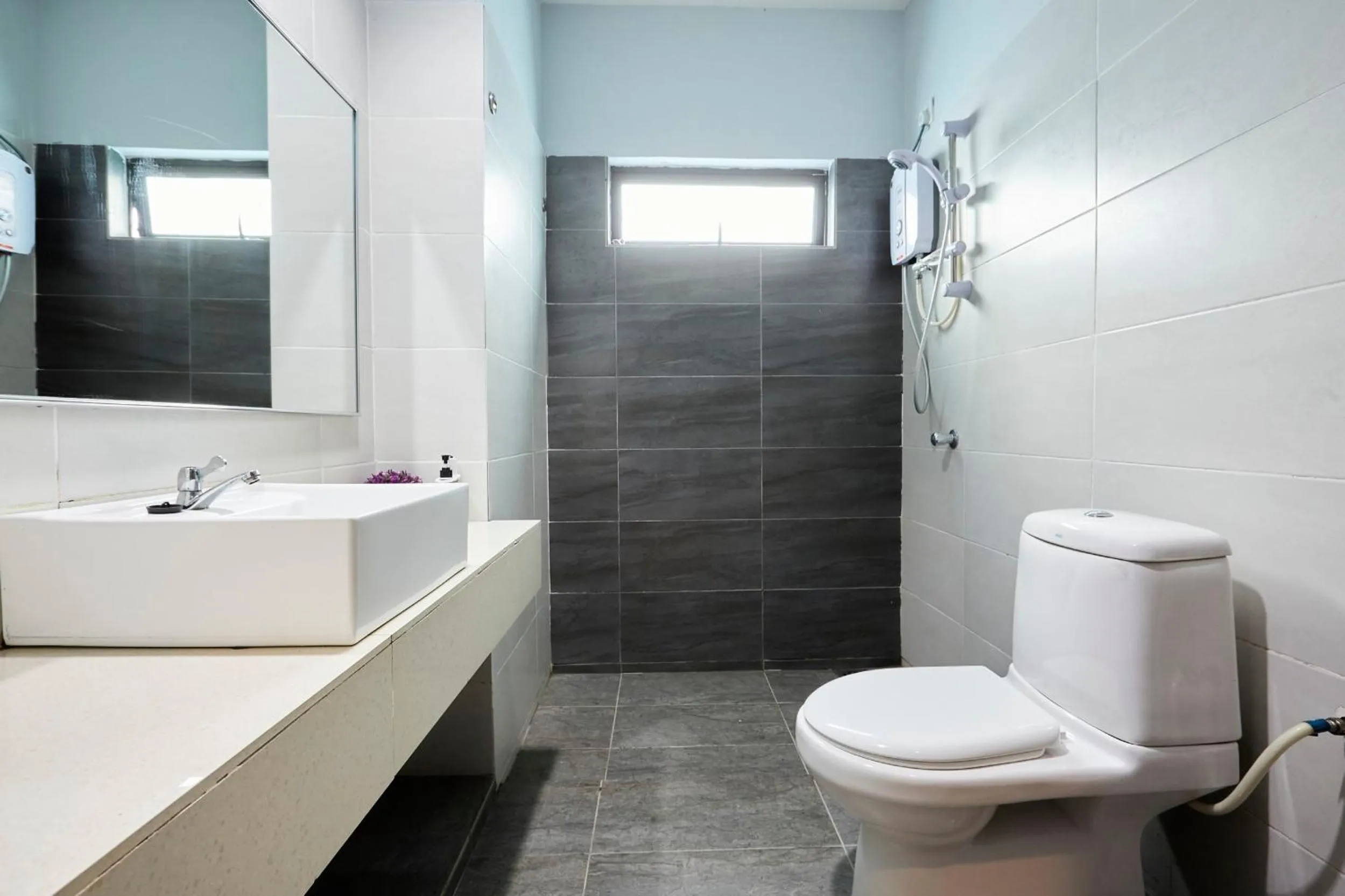 Shower in D' Qamar Guesthouse