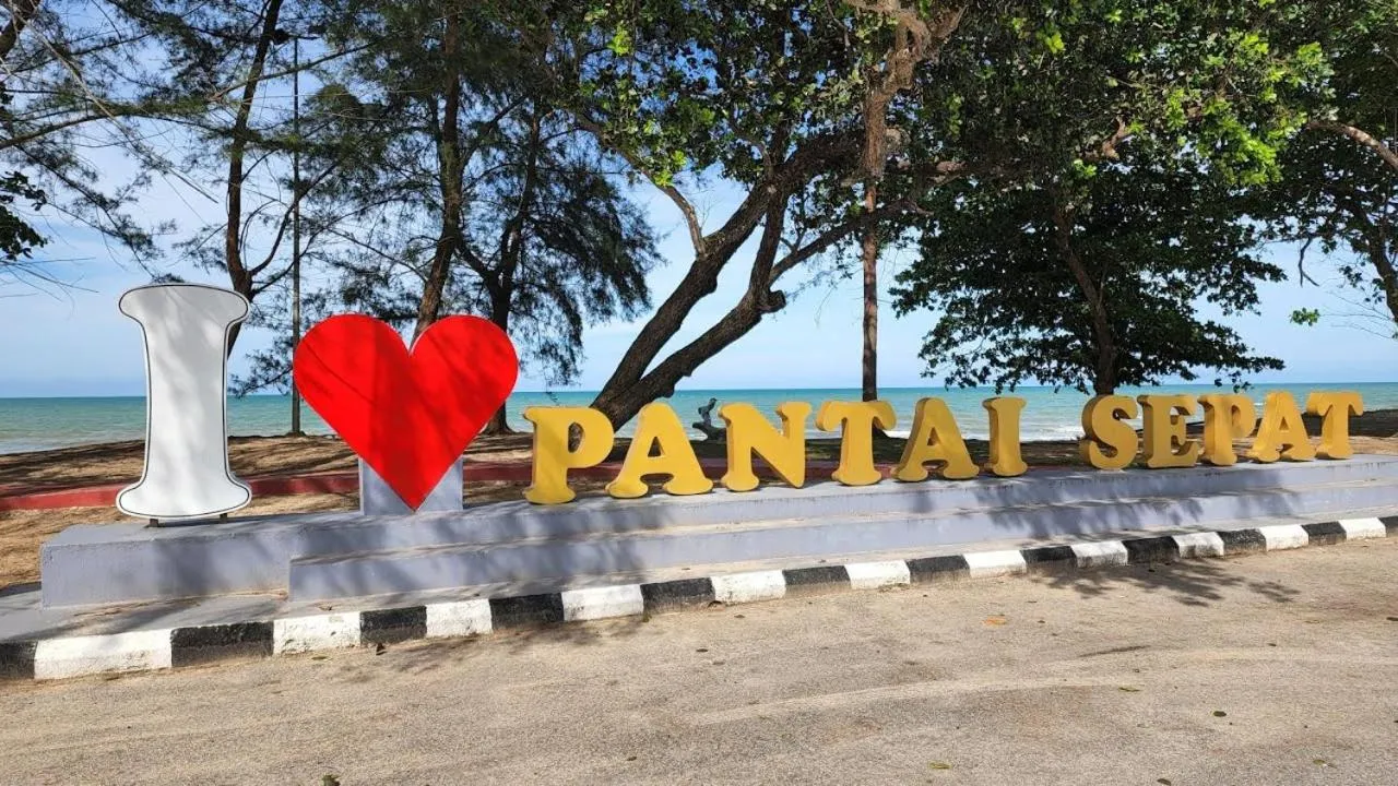 Beach in D' Qamar Guesthouse