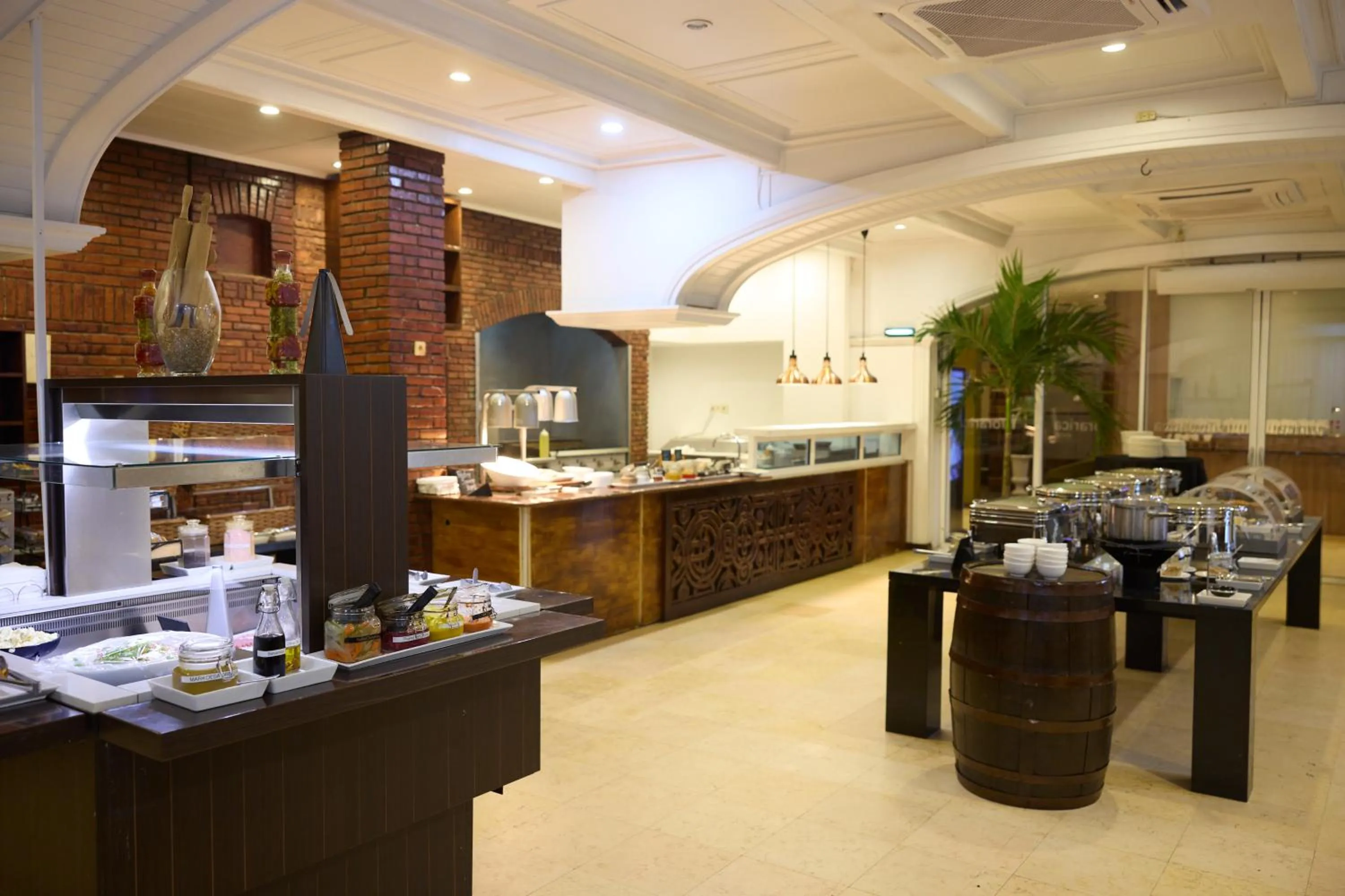 Buffet breakfast in Torarica Resort