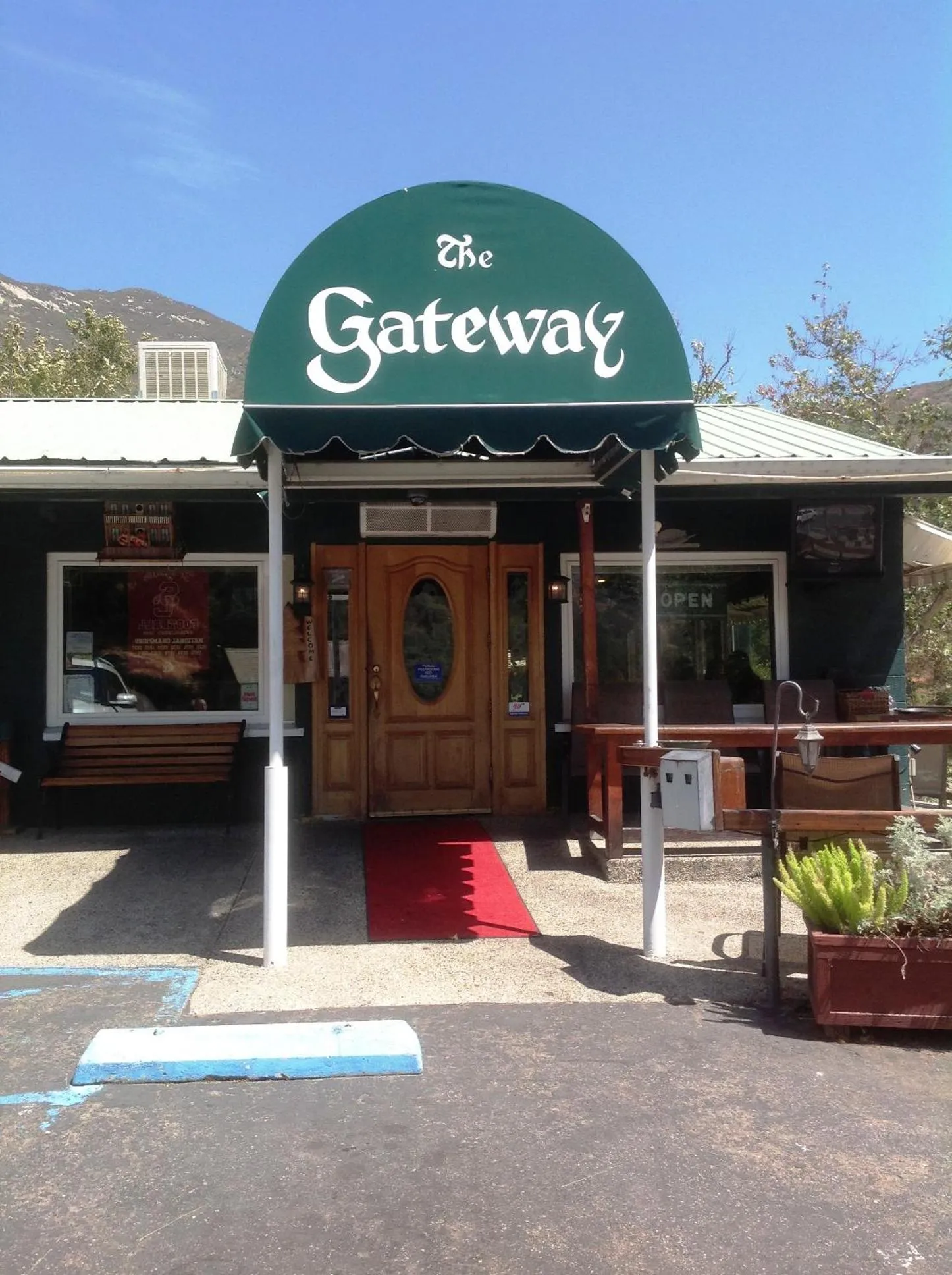 Facade/entrance in The Gateway Restaurant & Lodge