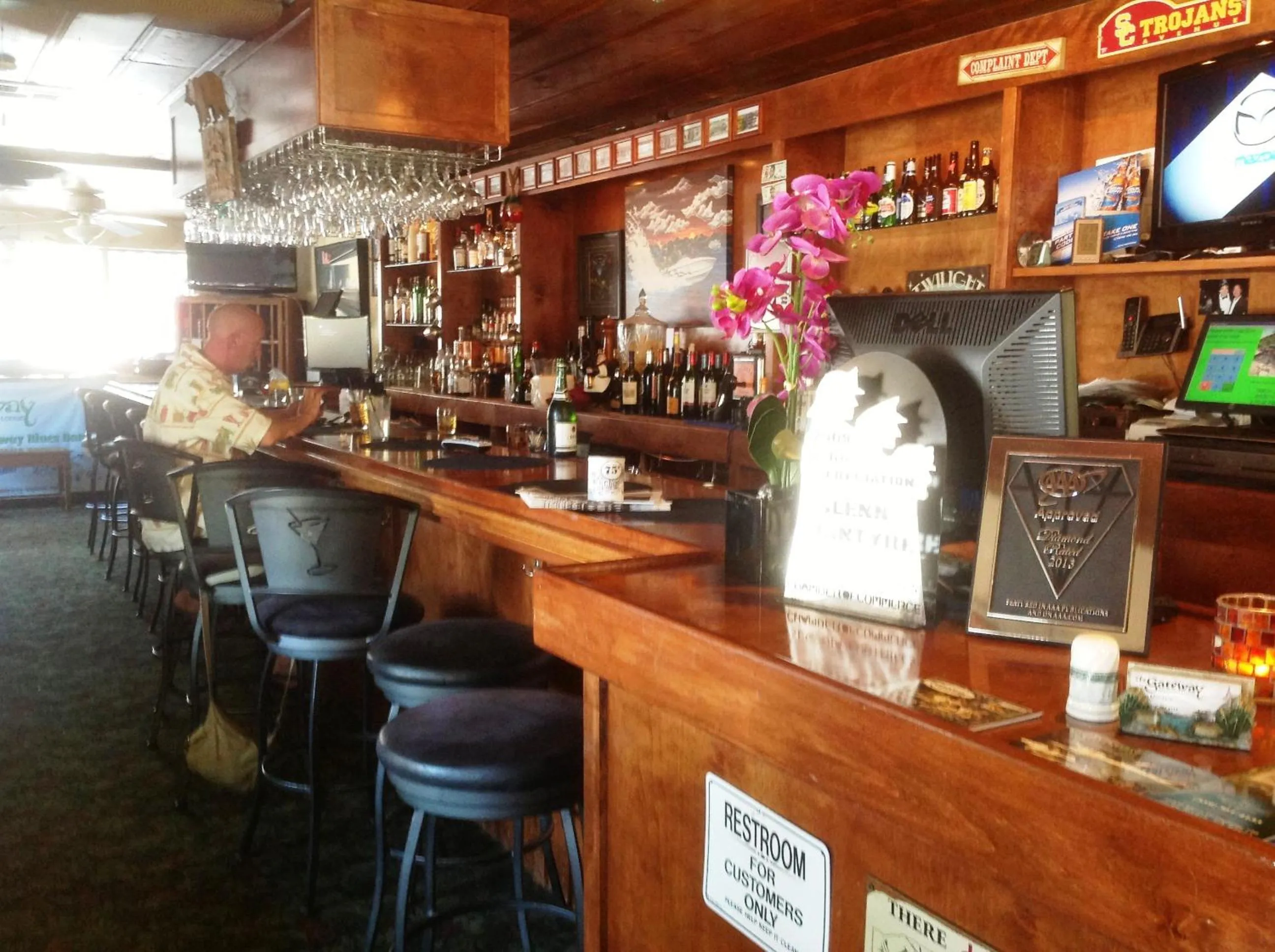 Lounge or bar in The Gateway Restaurant & Lodge