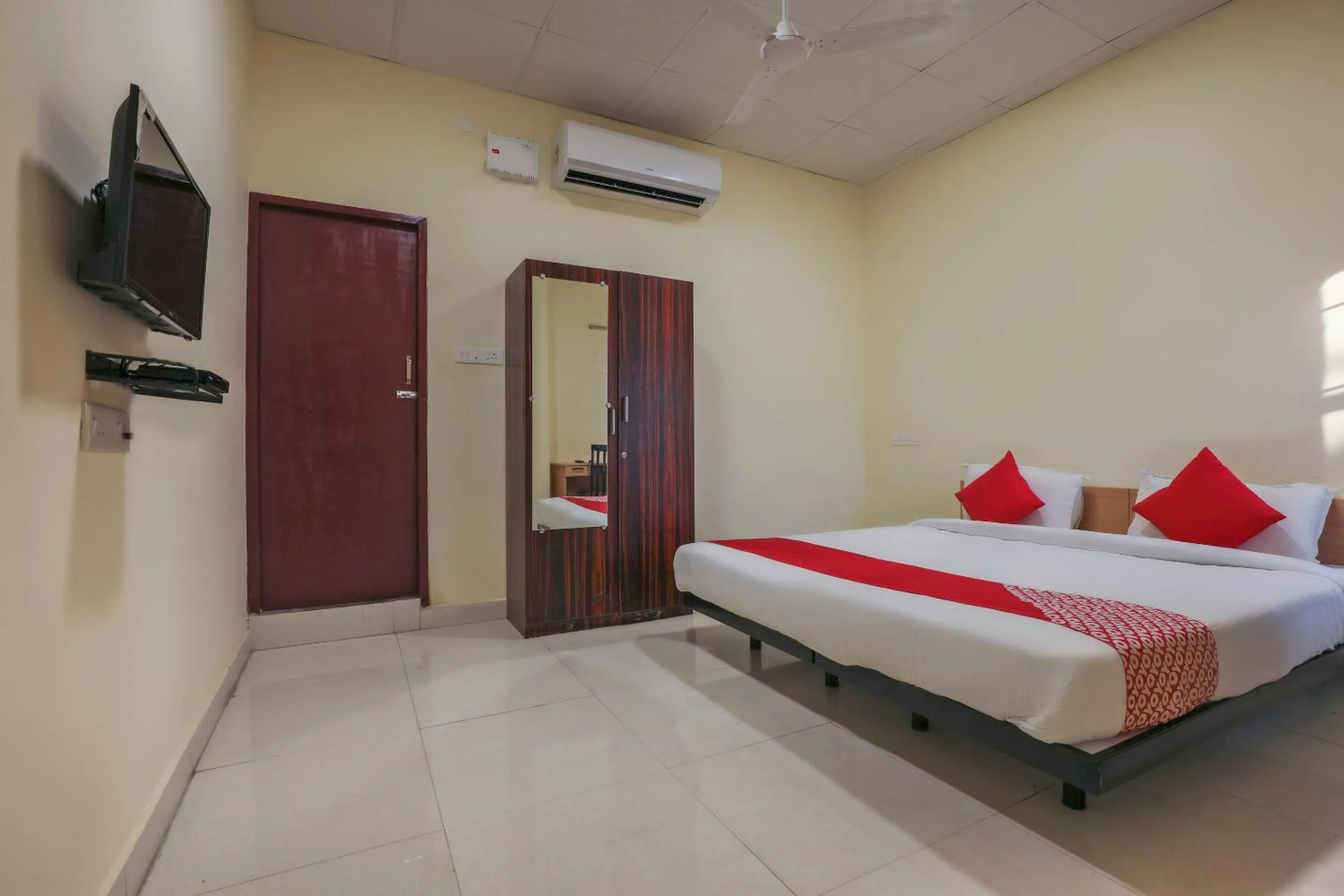 Bedroom, Bed in Hotel O Om Sakthi Hotel