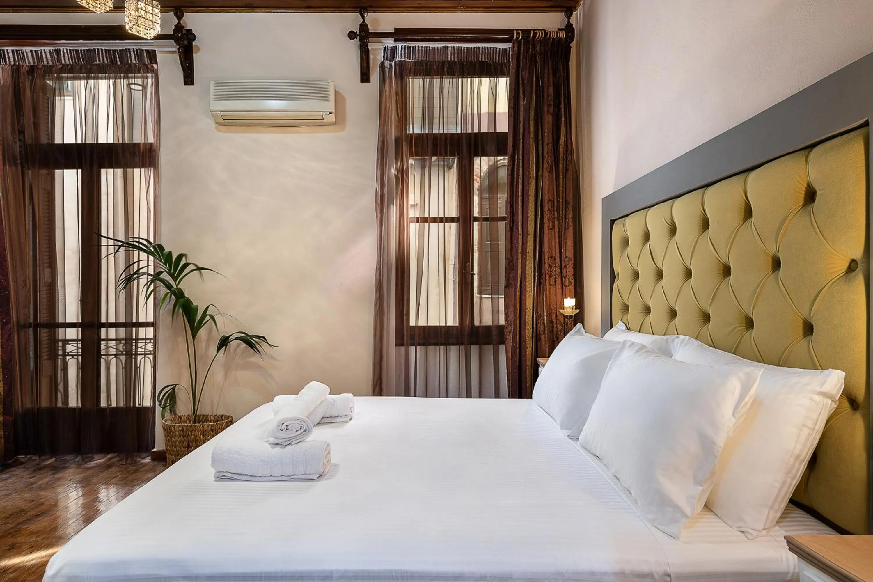 Photo of the whole room, Bed in Old Town Suites