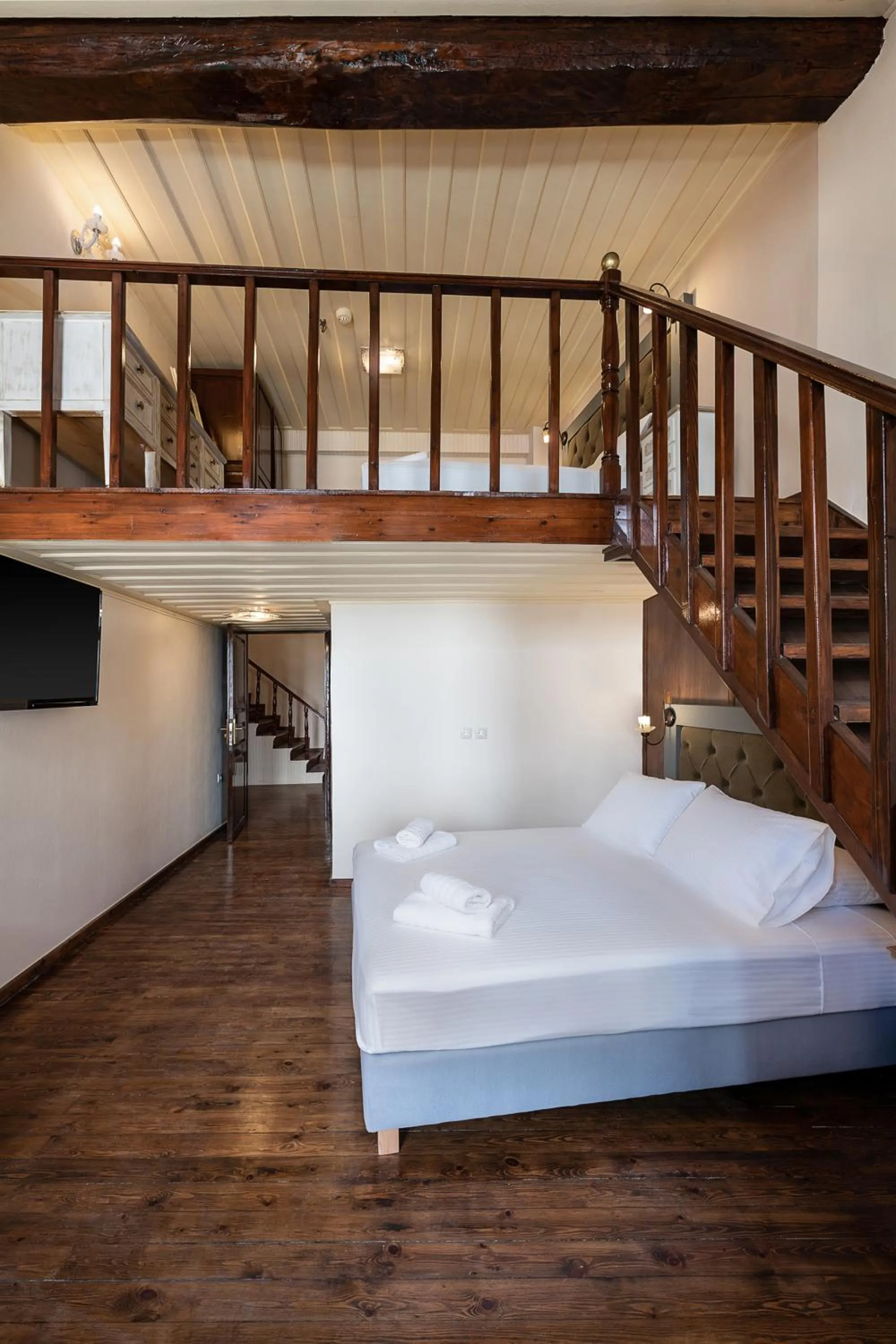 Photo of the whole room, Bed in Old Town Suites