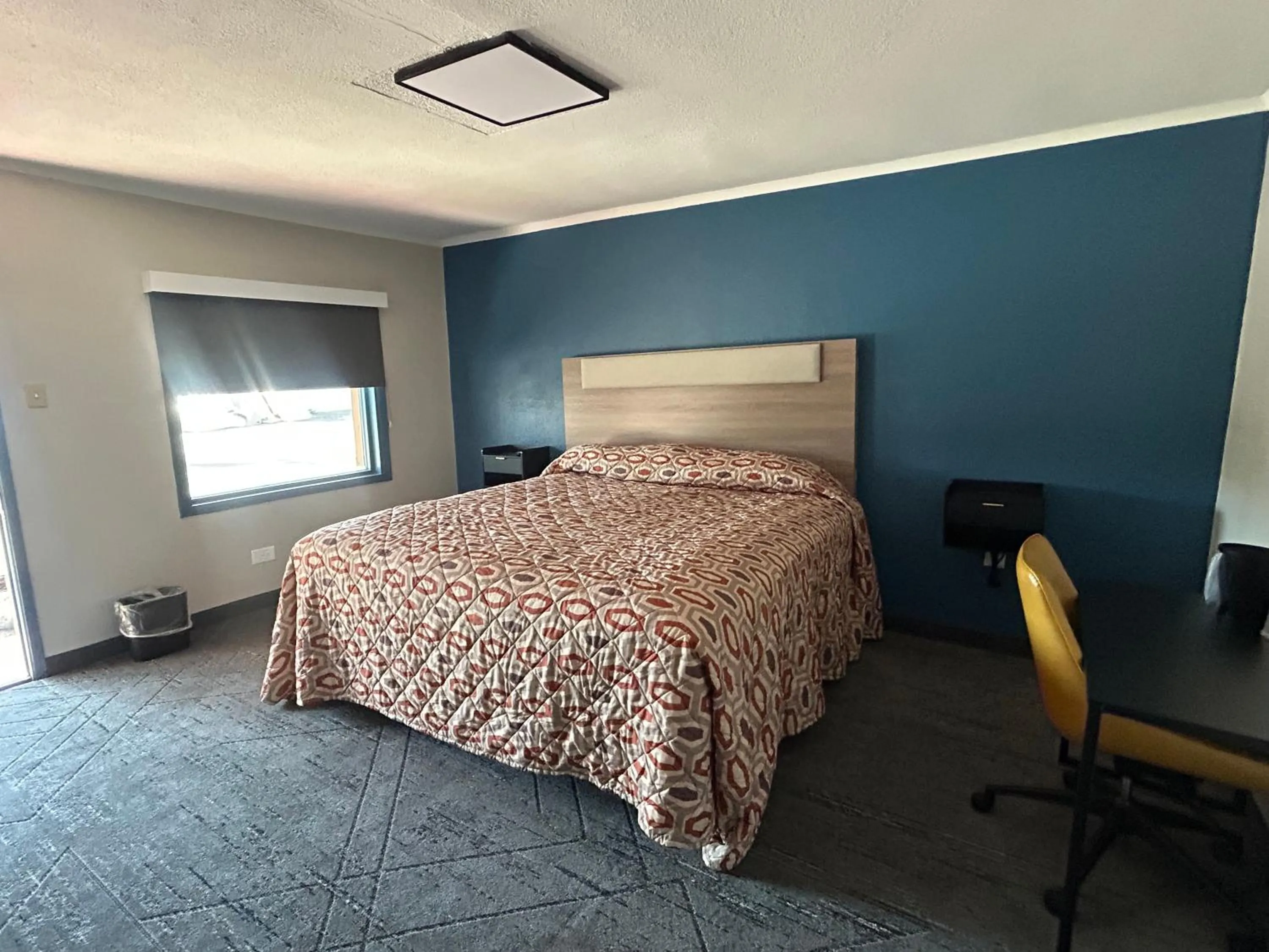 Bed in Woodlawn Hills Motel