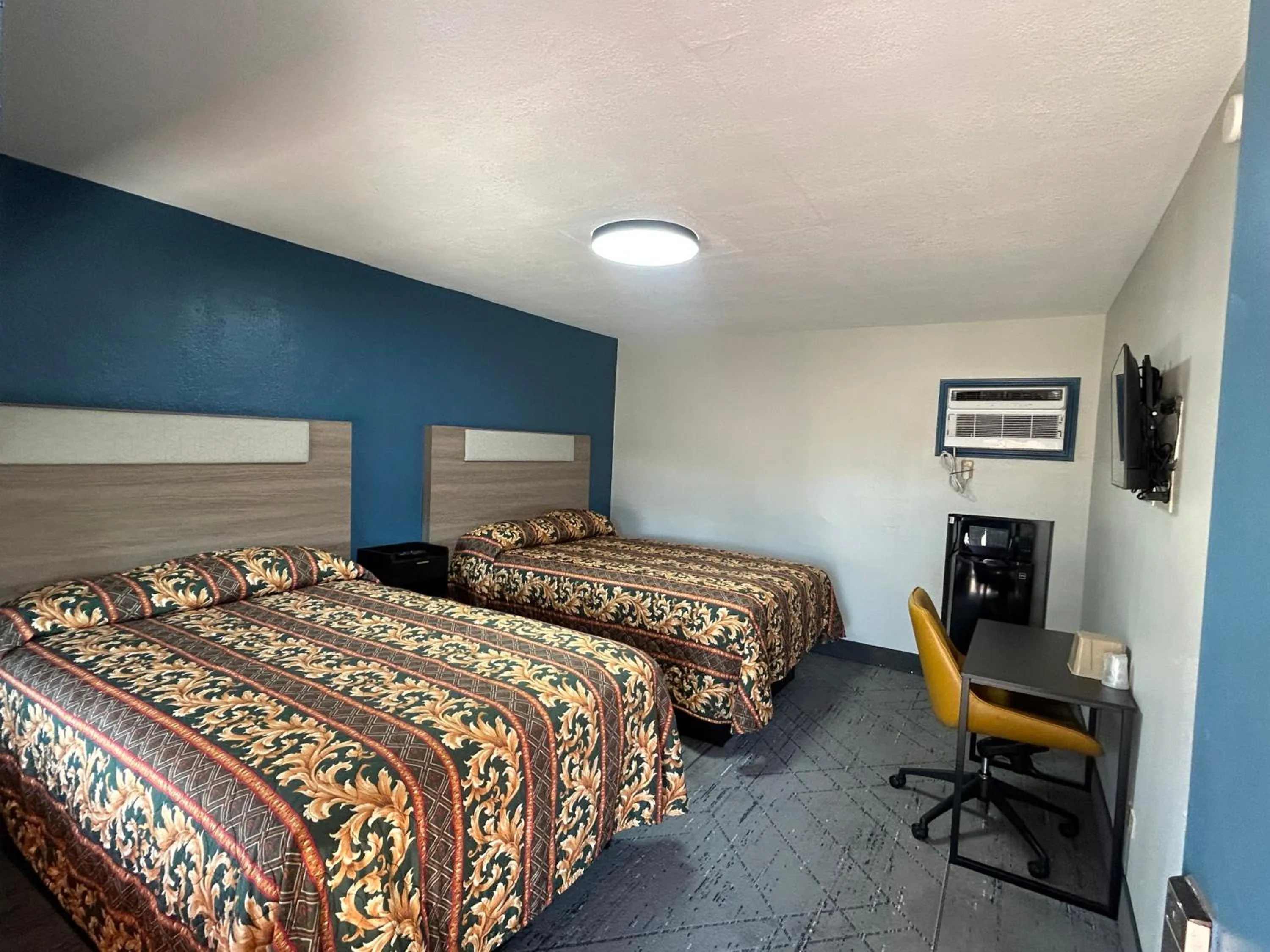 Bed in Woodlawn Hills Motel