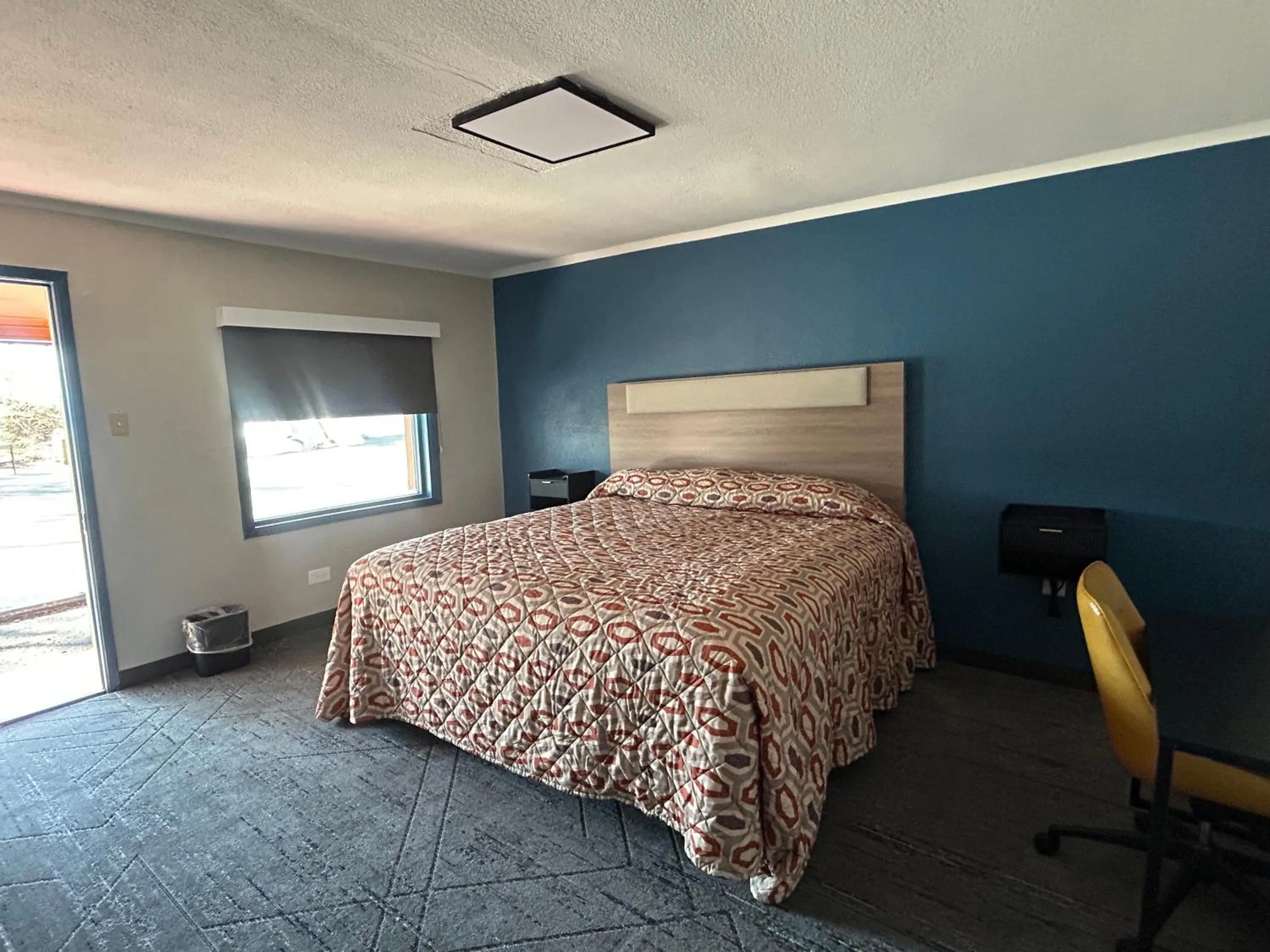 Bed in Woodlawn Hills Motel