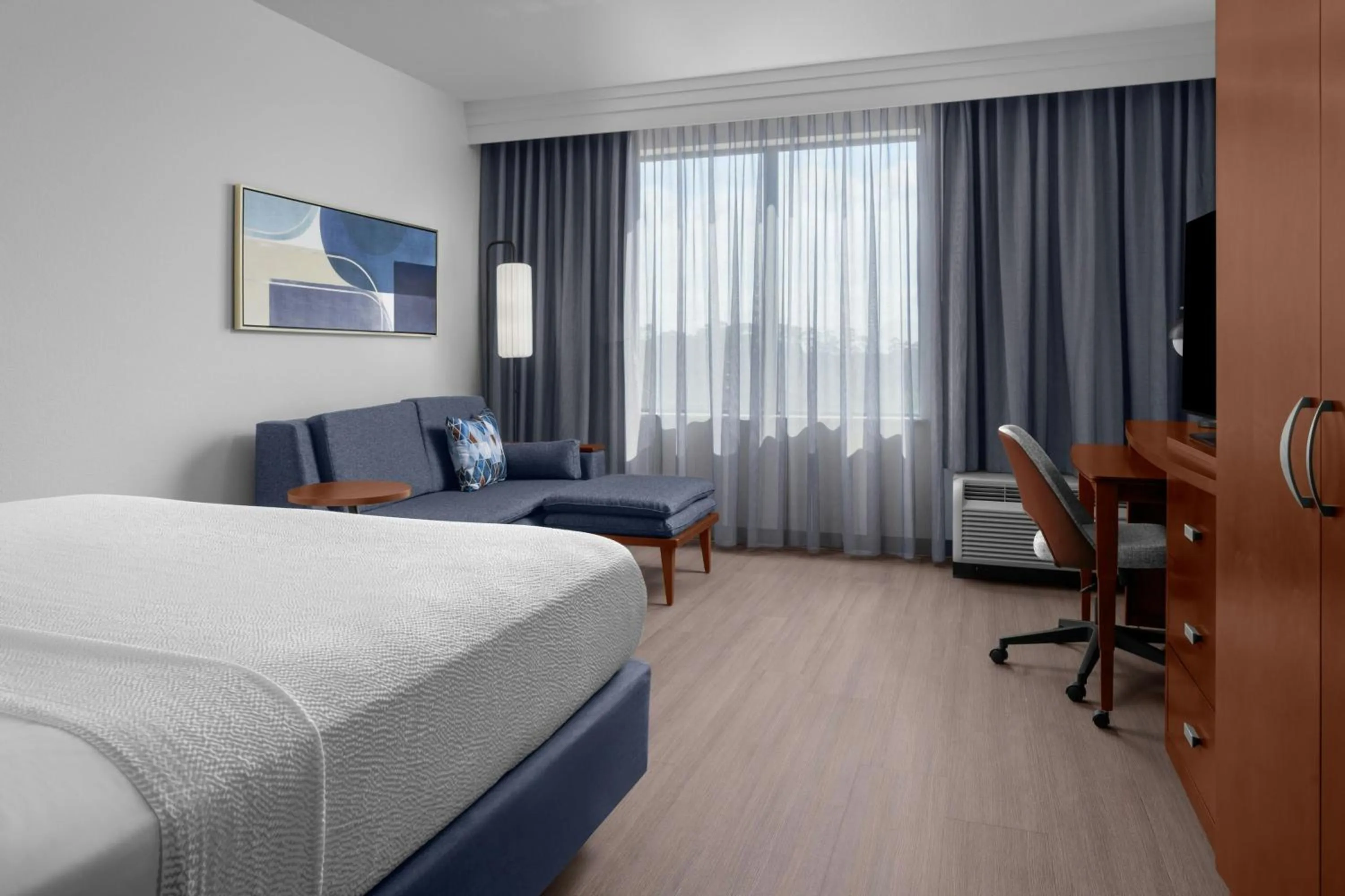 Photo of the whole room, Bed in Courtyard By Marriott Houston Kingwood