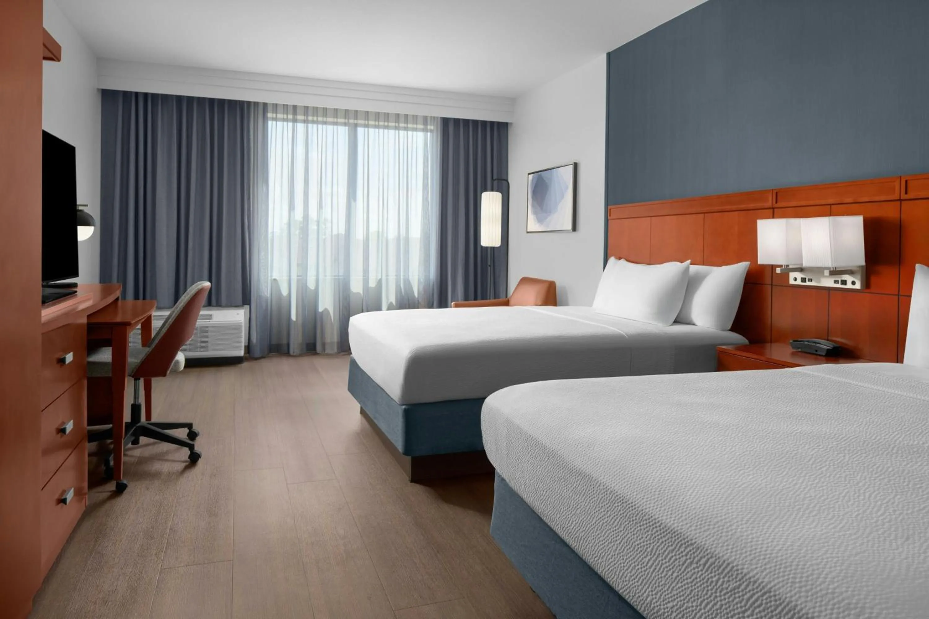 Photo of the whole room, Bed in Courtyard By Marriott Houston Kingwood