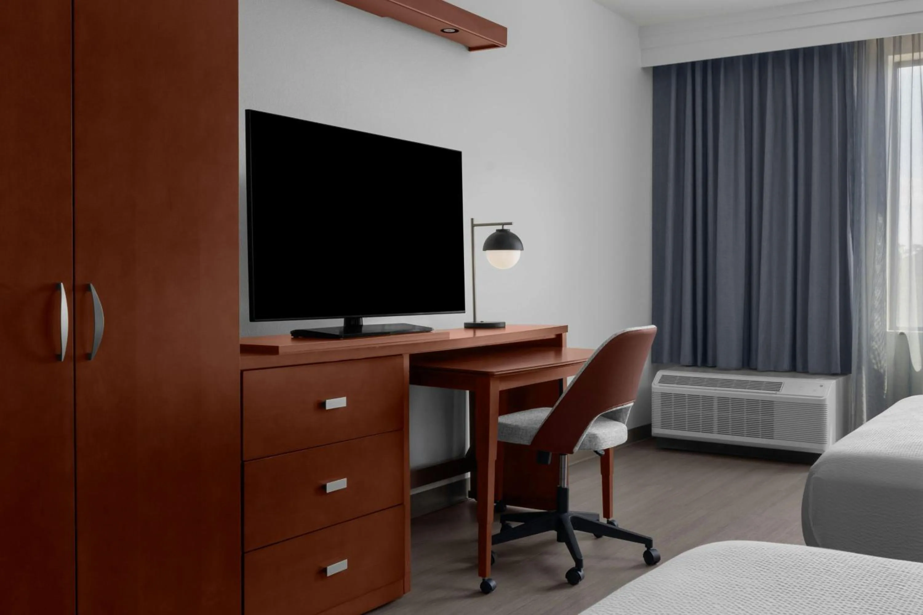 Photo of the whole room, Bed in Courtyard By Marriott Houston Kingwood