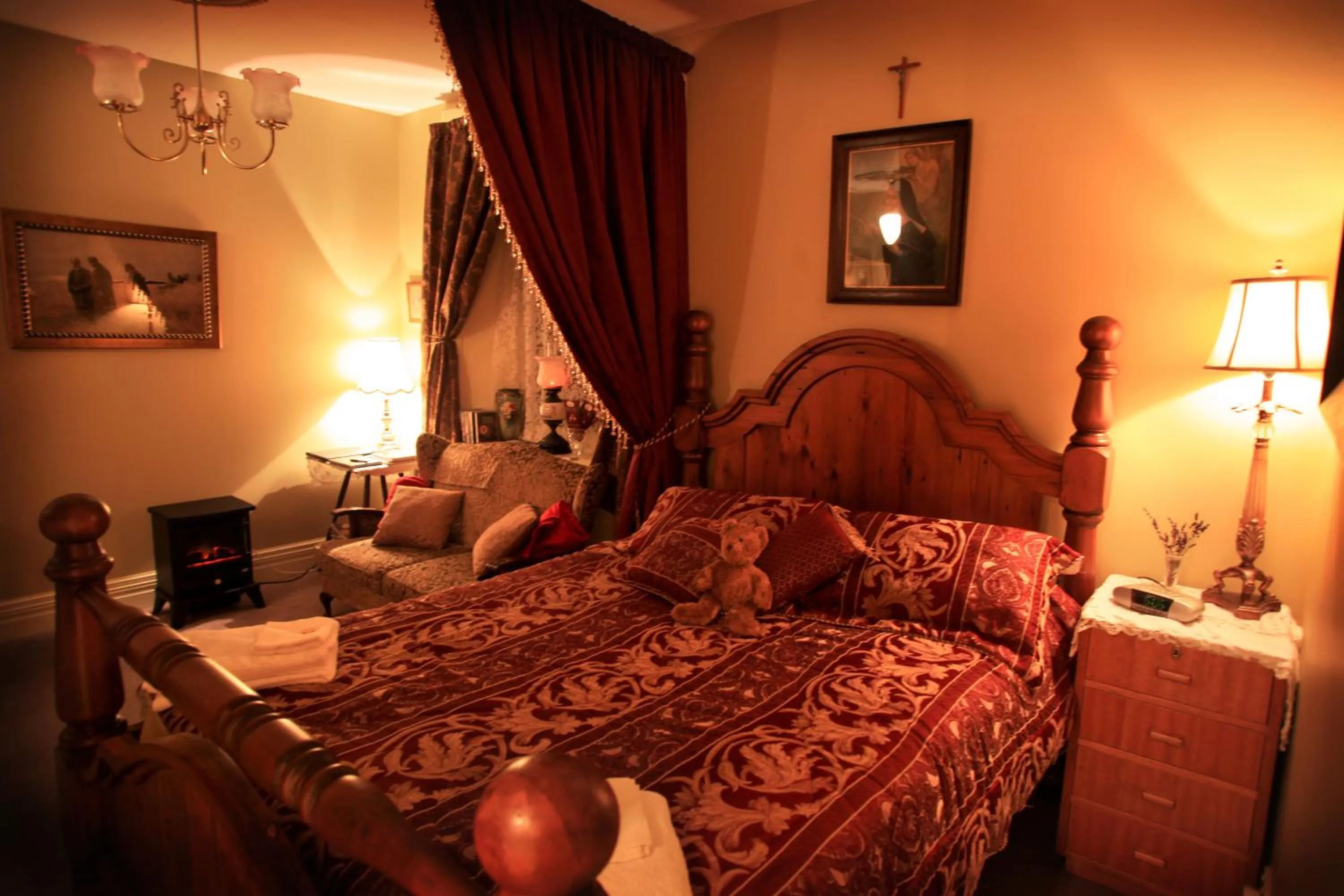 Photo of the whole room, Bed in Blakes Manor Self Contained Heritage Accommodation