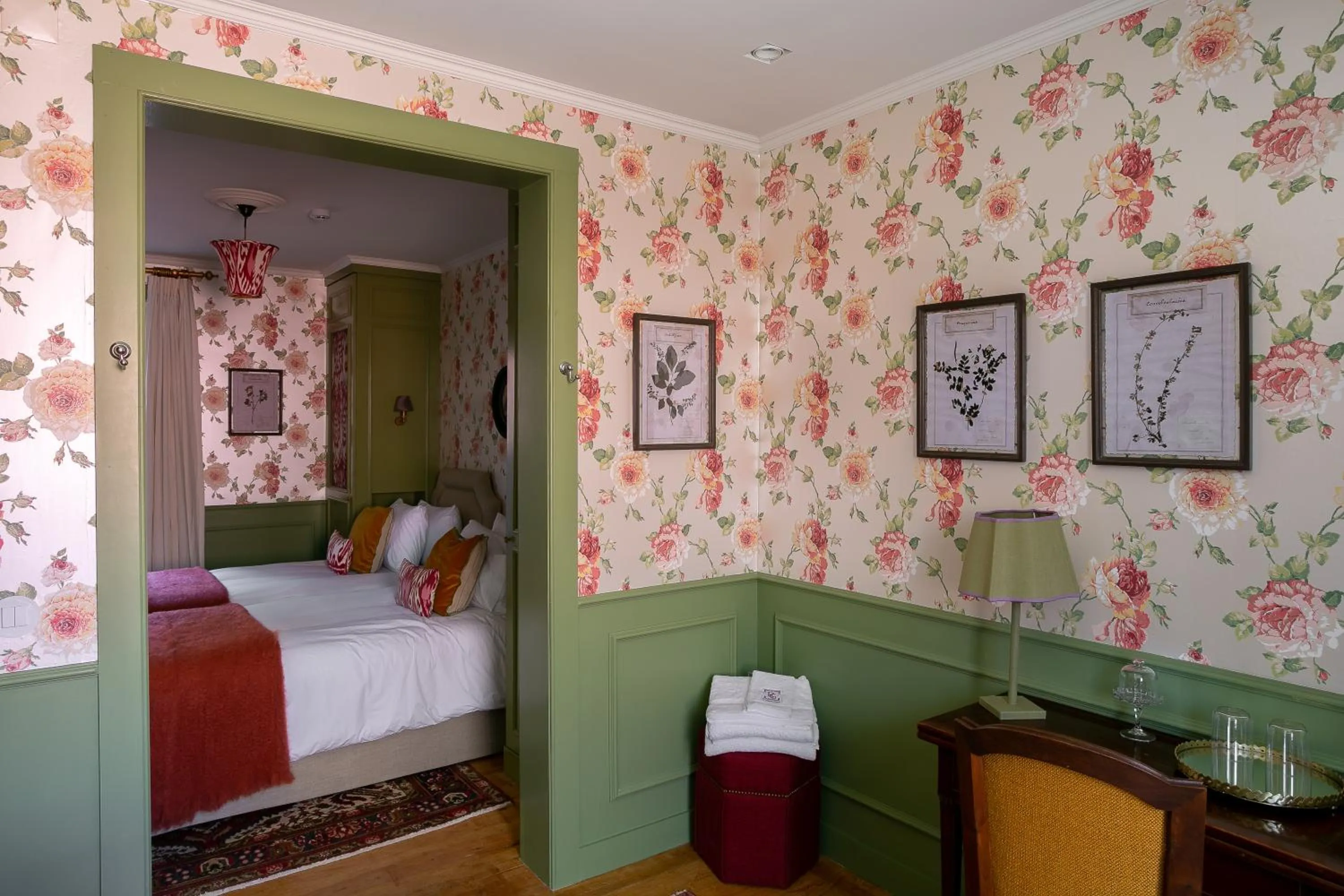 Photo of the whole room, Bed in Rosegarden Essence Sintra - by Unlock Hotels